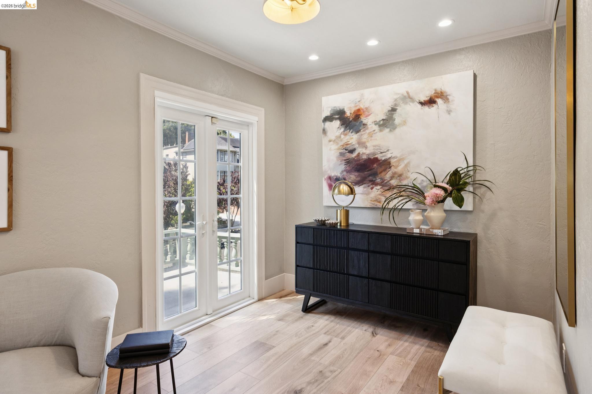 976 Grosvenor Pl