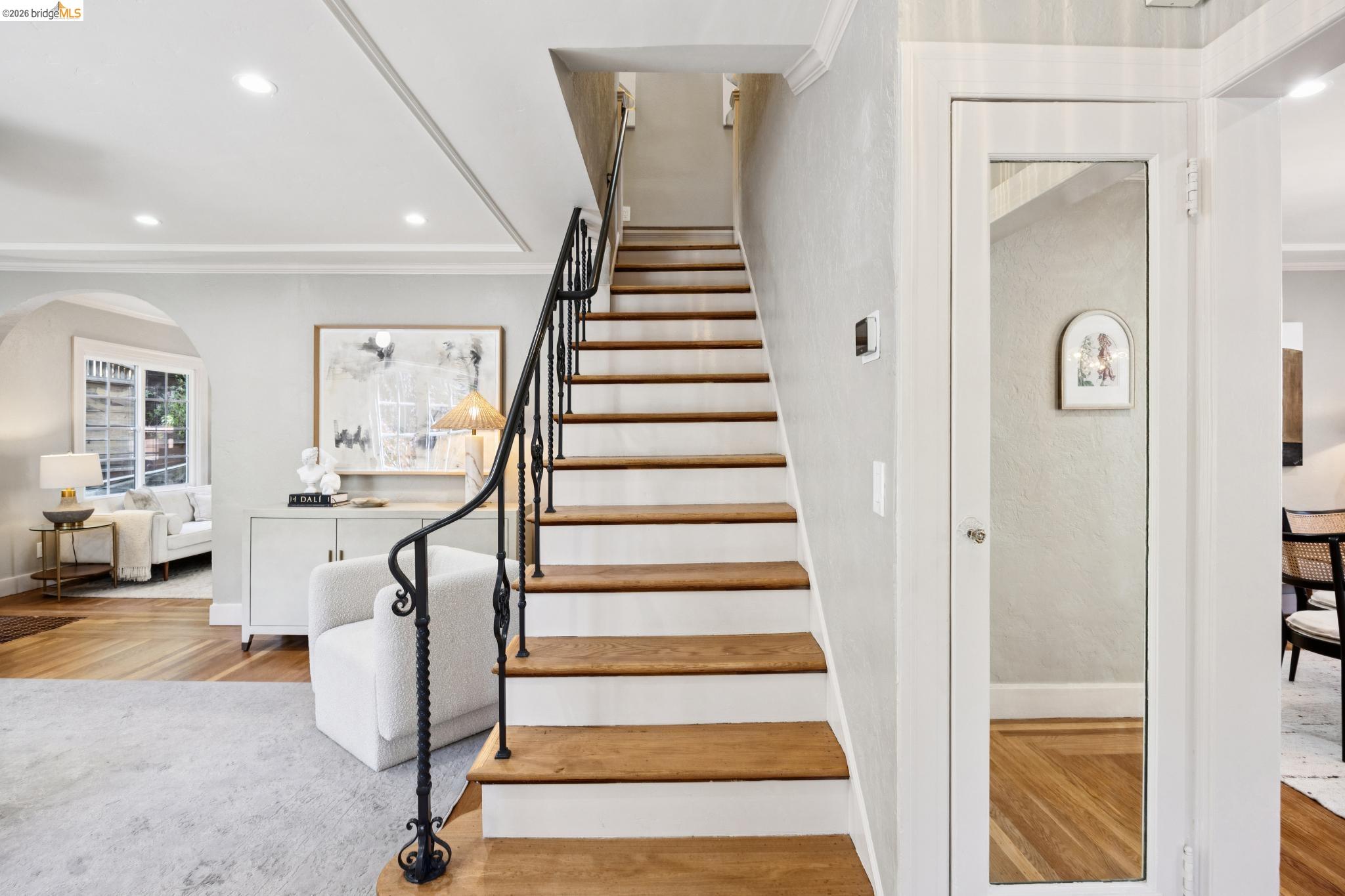 976 Grosvenor Pl
