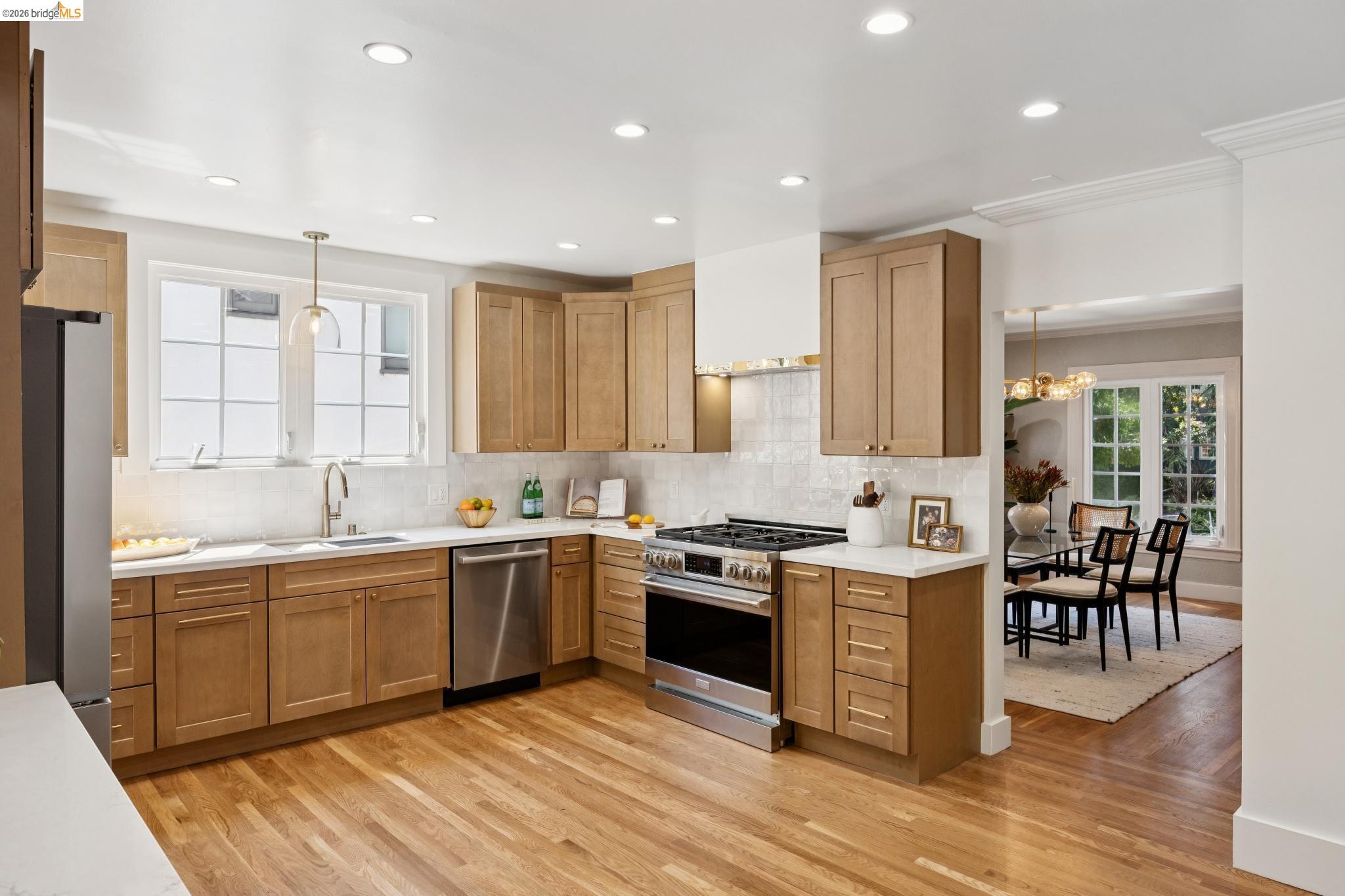 976 Grosvenor Pl