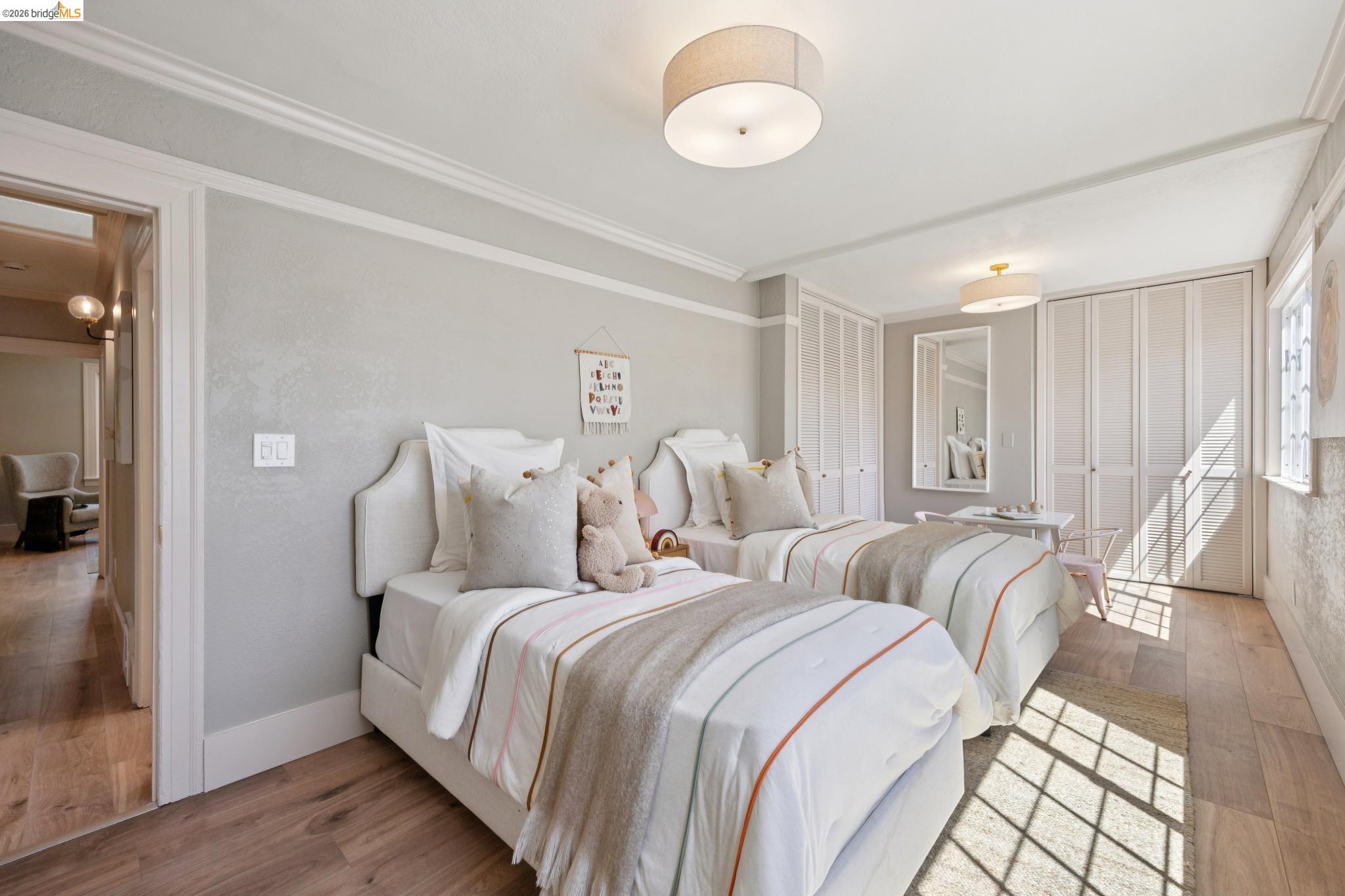 976 Grosvenor Pl