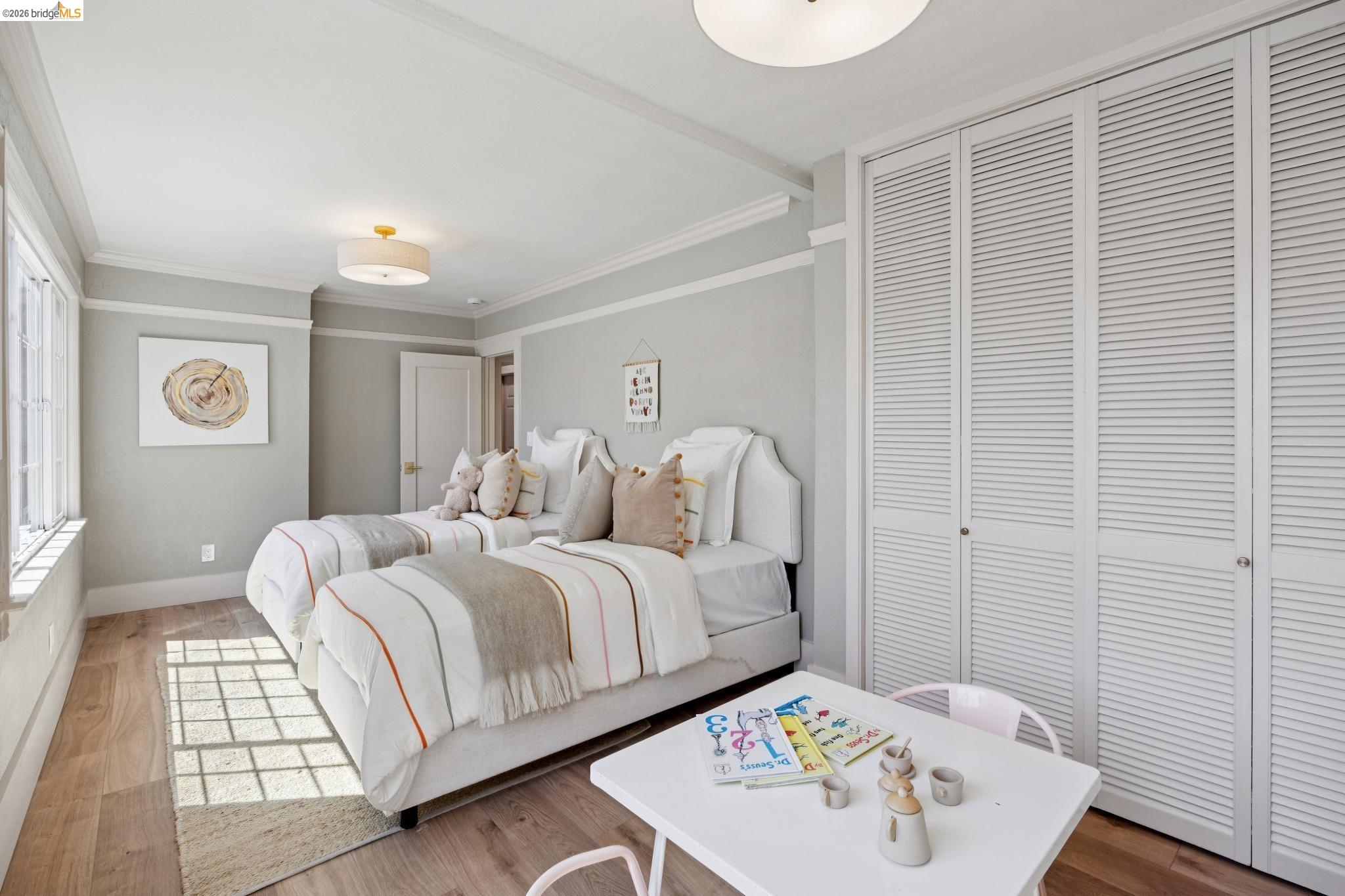 976 Grosvenor Pl