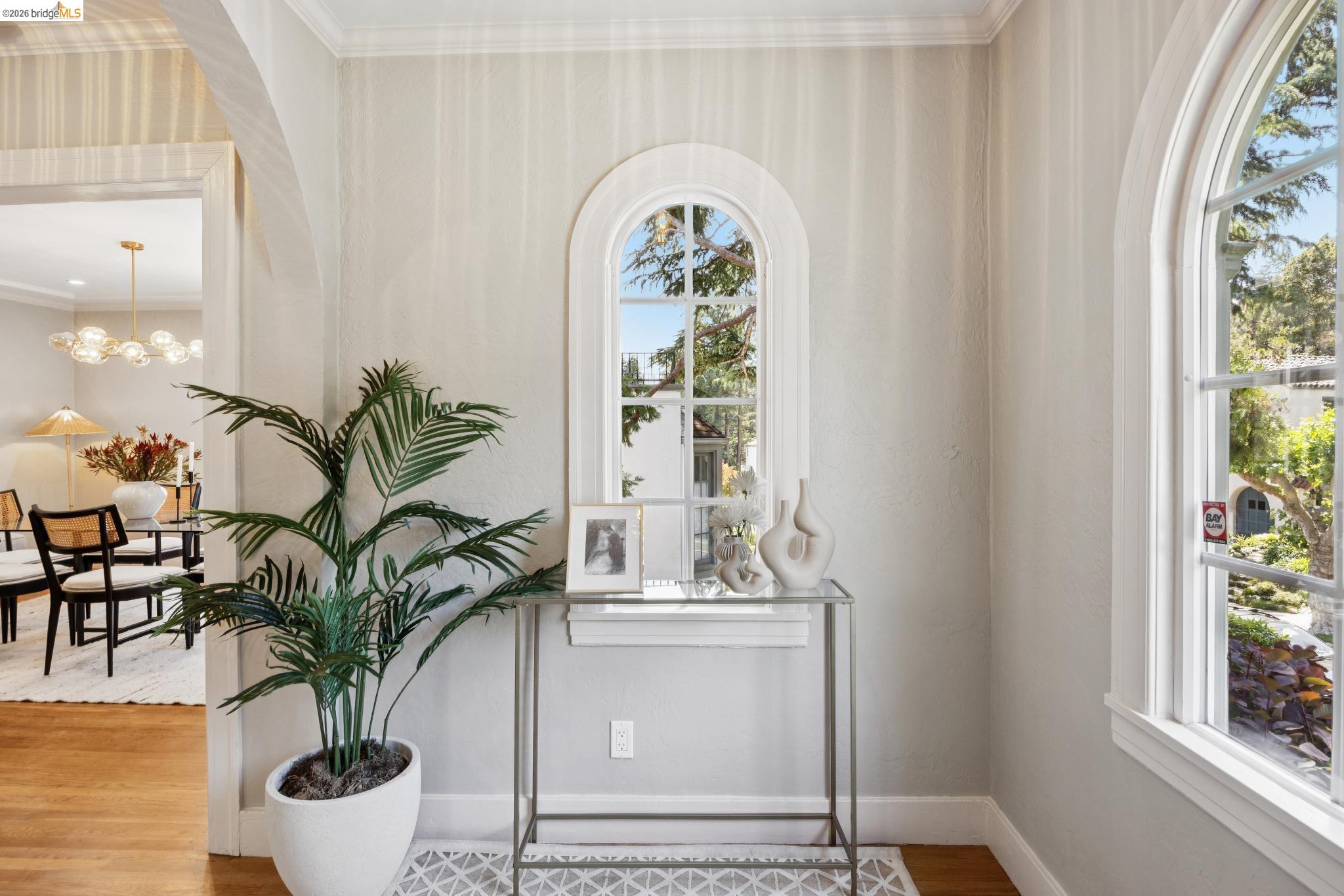 976 Grosvenor Pl