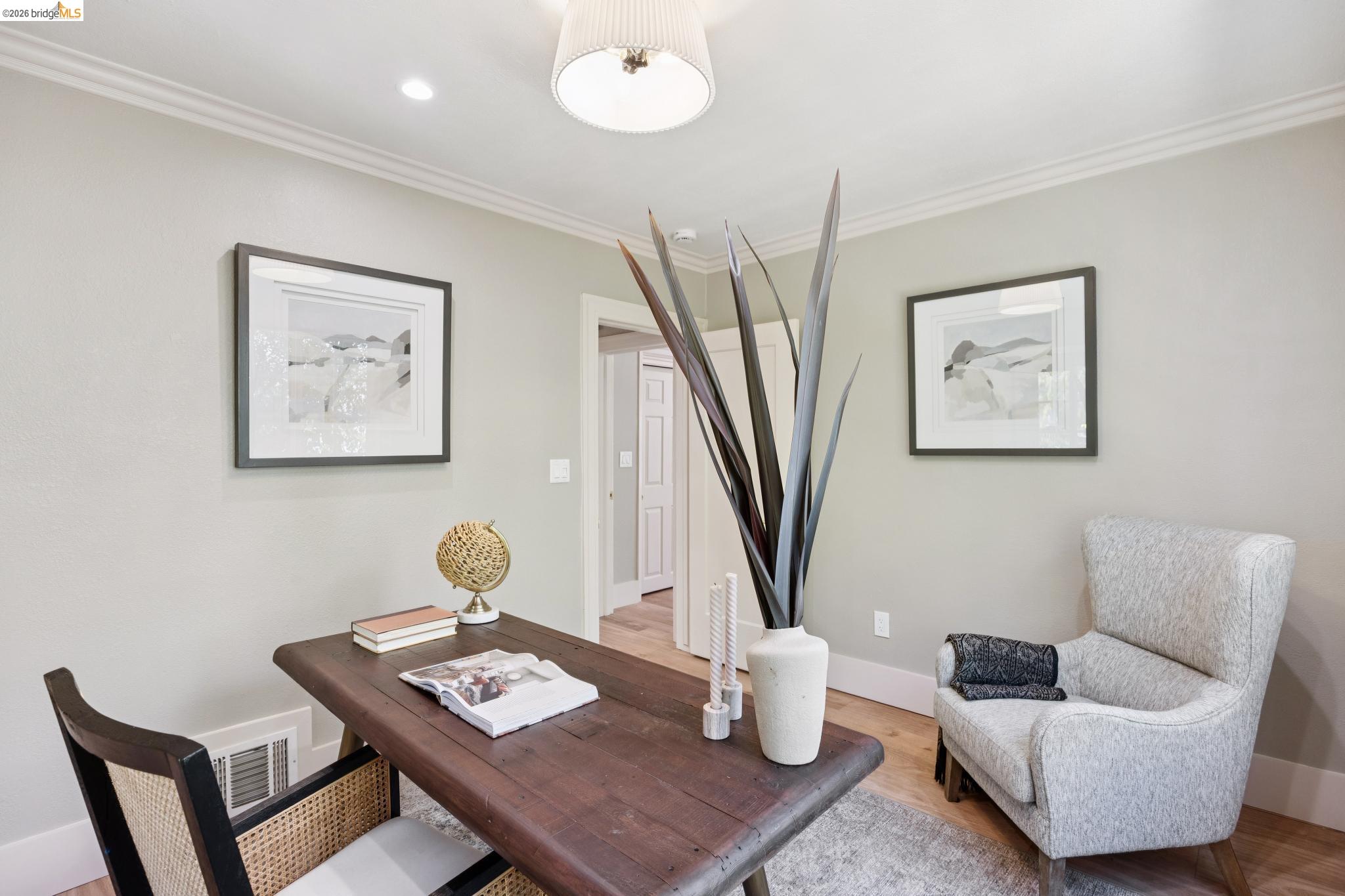 976 Grosvenor Pl