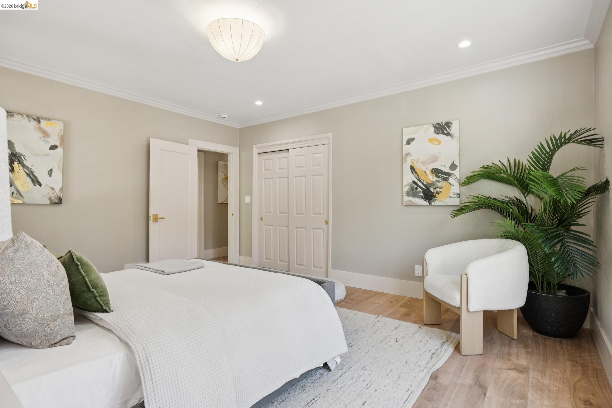 976 Grosvenor Pl