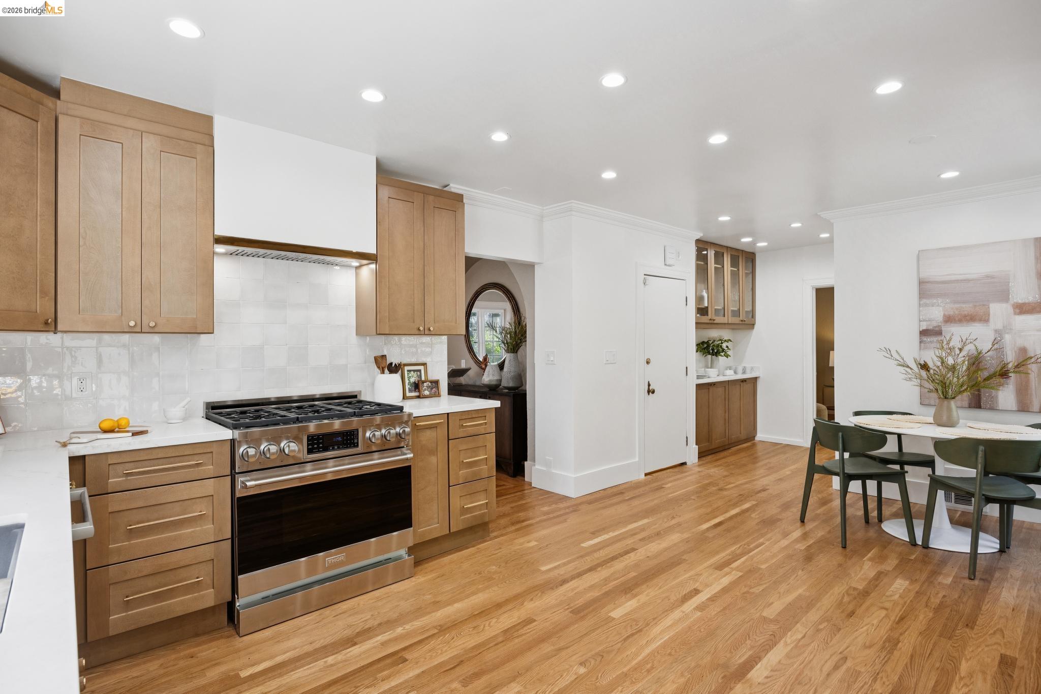 976 Grosvenor Pl
