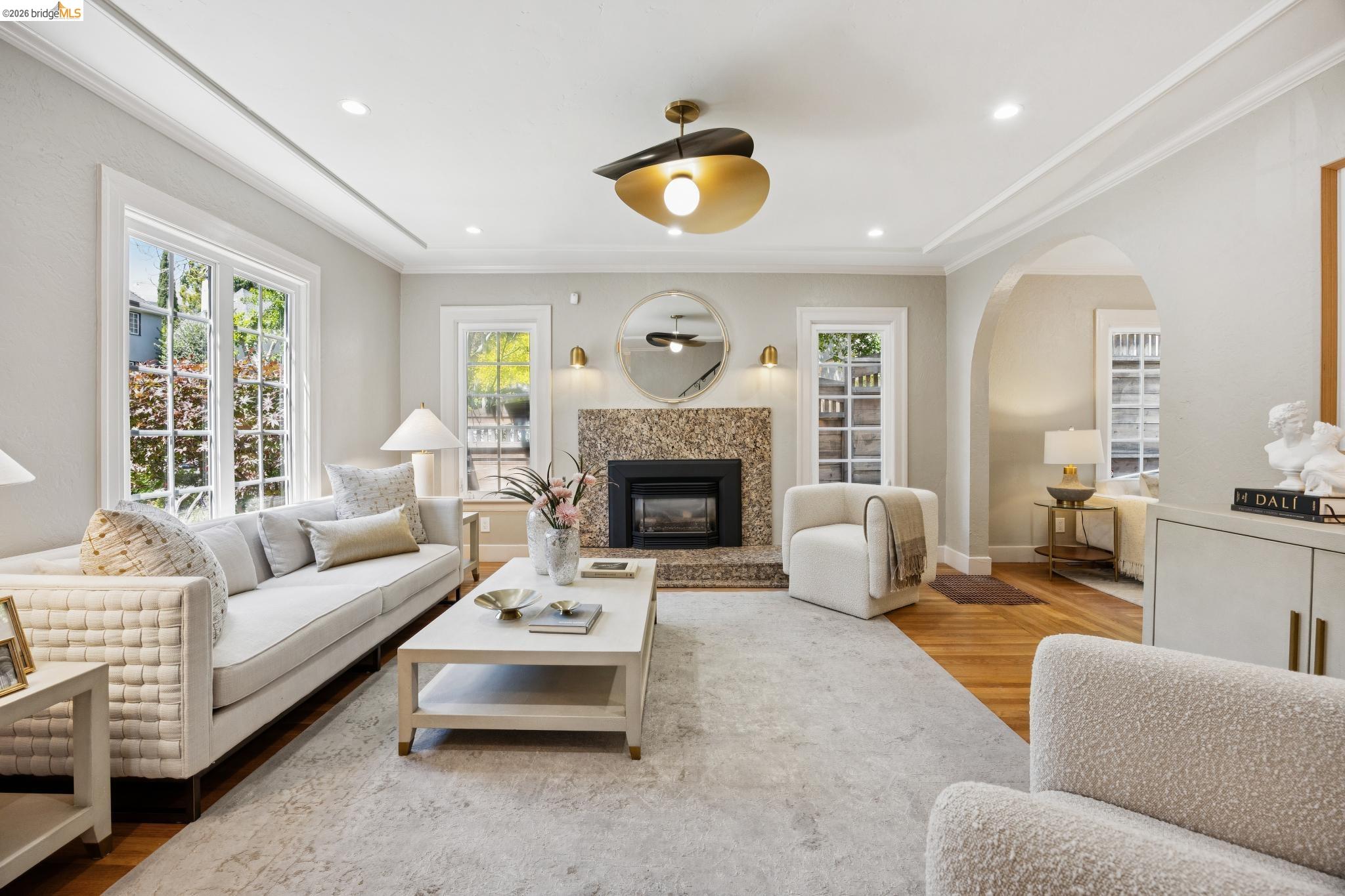 976 Grosvenor Pl