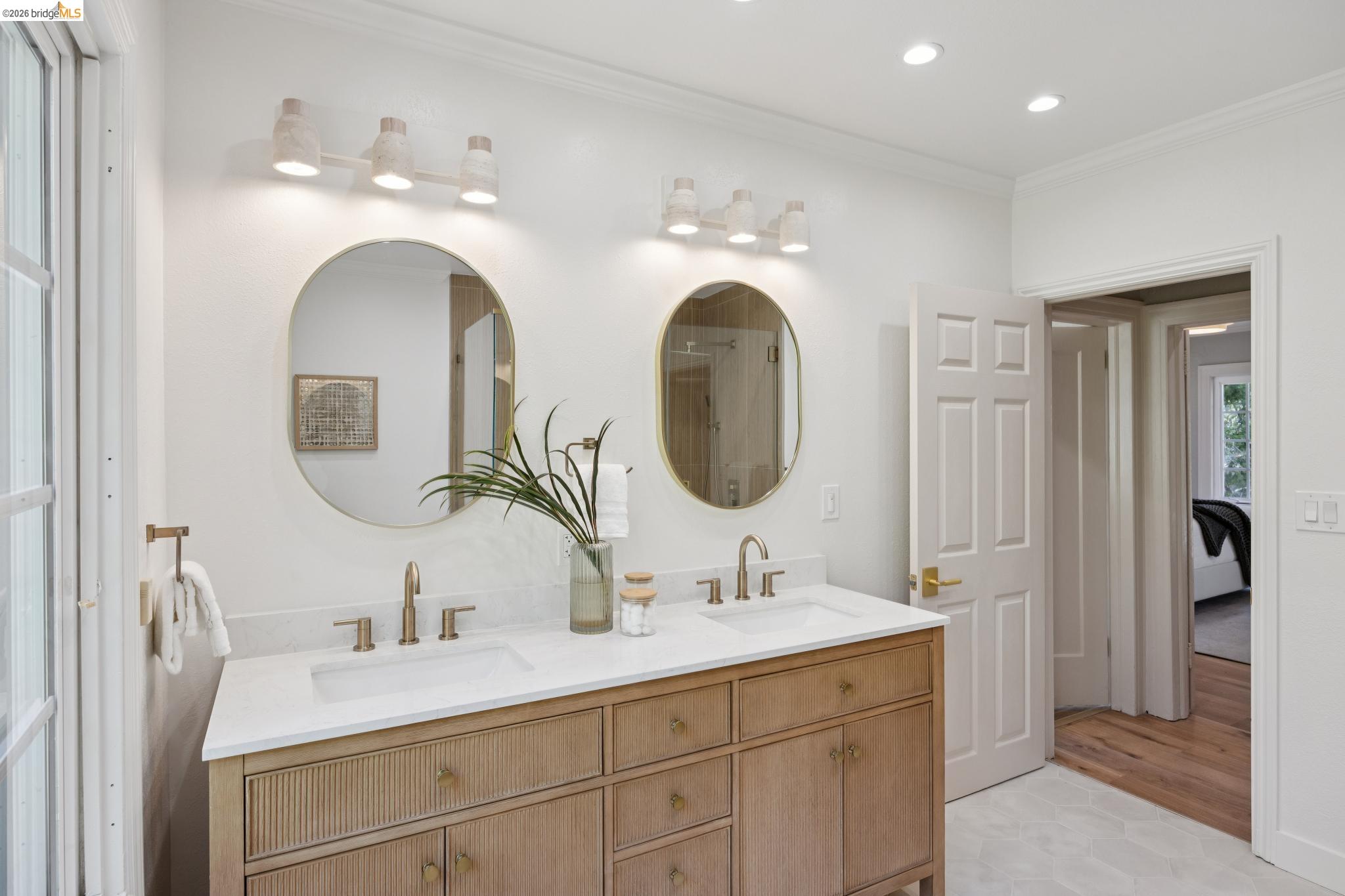 976 Grosvenor Pl