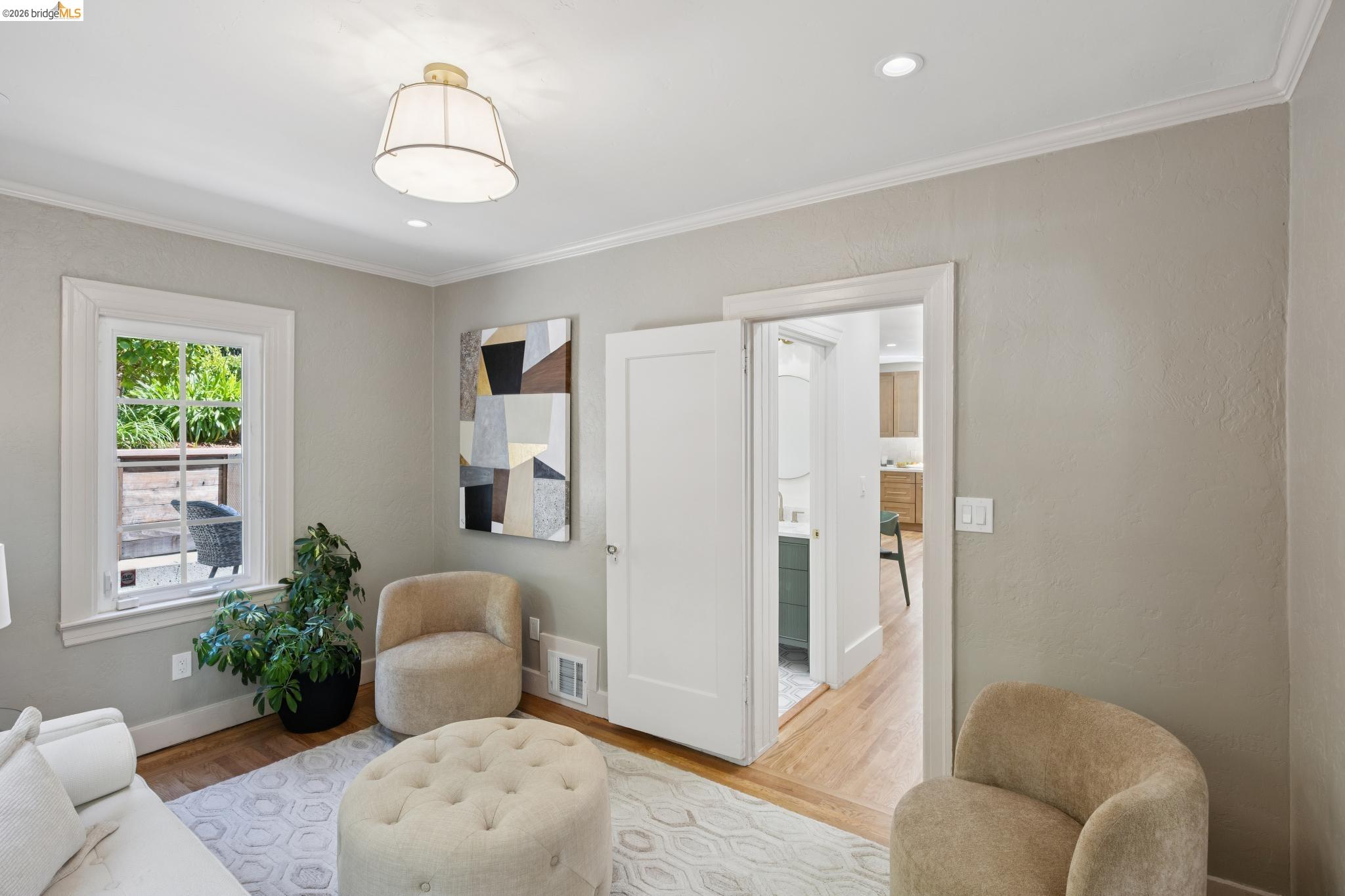 976 Grosvenor Pl