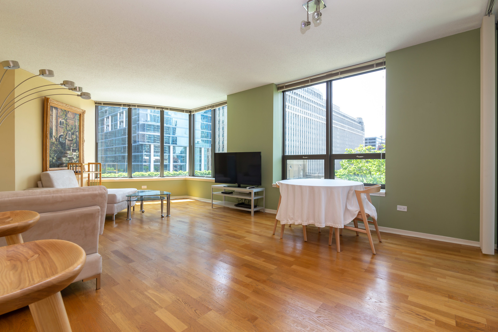 400 N LaSalle Street Unit: 908