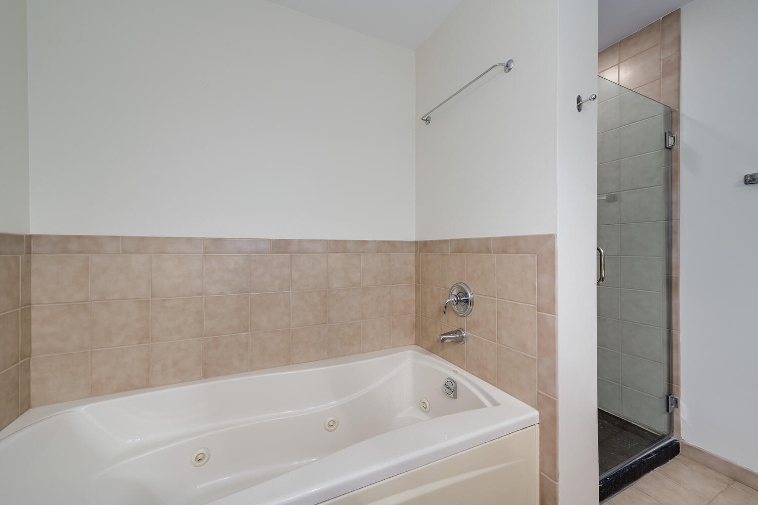 125 E 13TH Street Unit: 1002