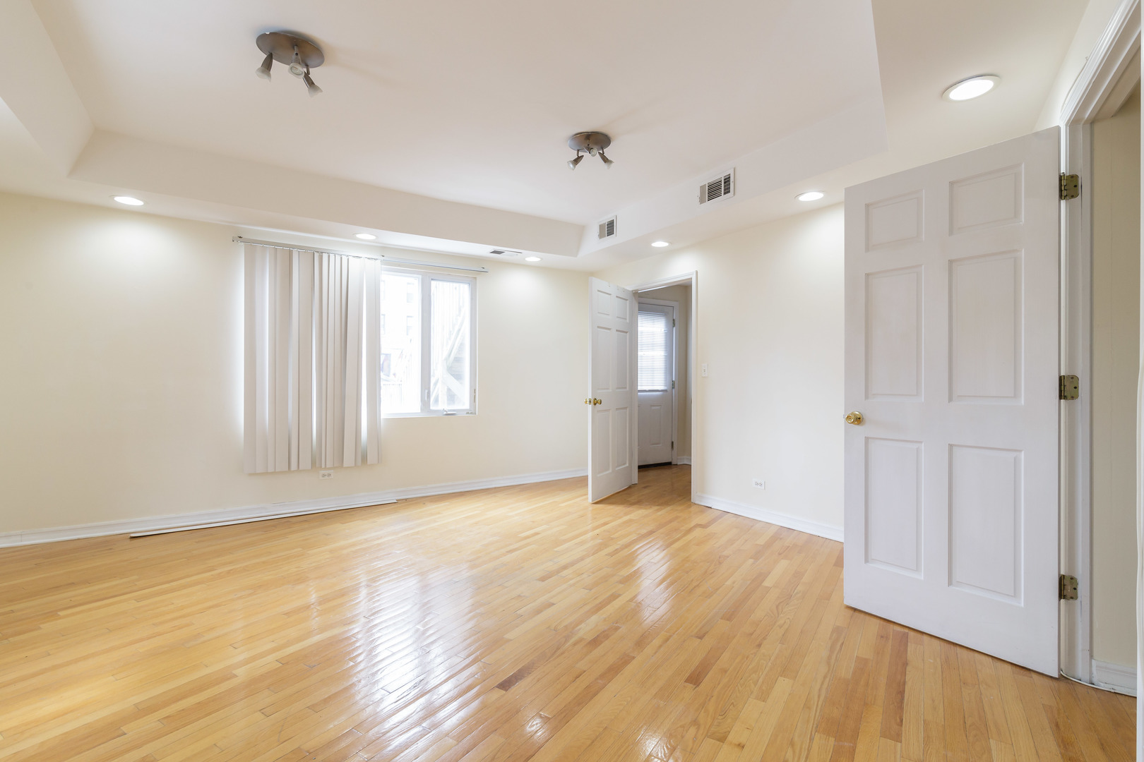 4754 N Lincoln Avenue Unit: 2