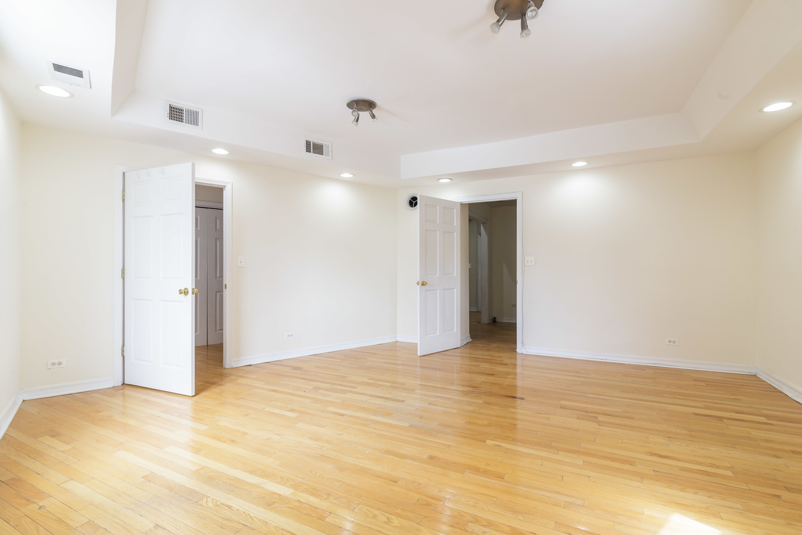 4754 N Lincoln Avenue Unit: 2