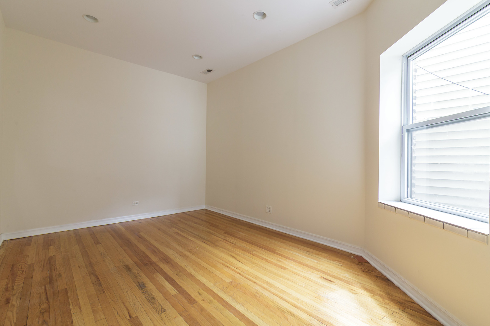 4754 N Lincoln Avenue Unit: 2