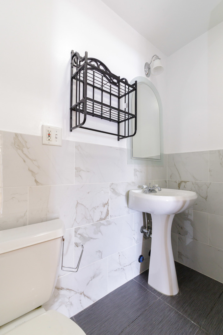 4754 N Lincoln Avenue Unit: 2