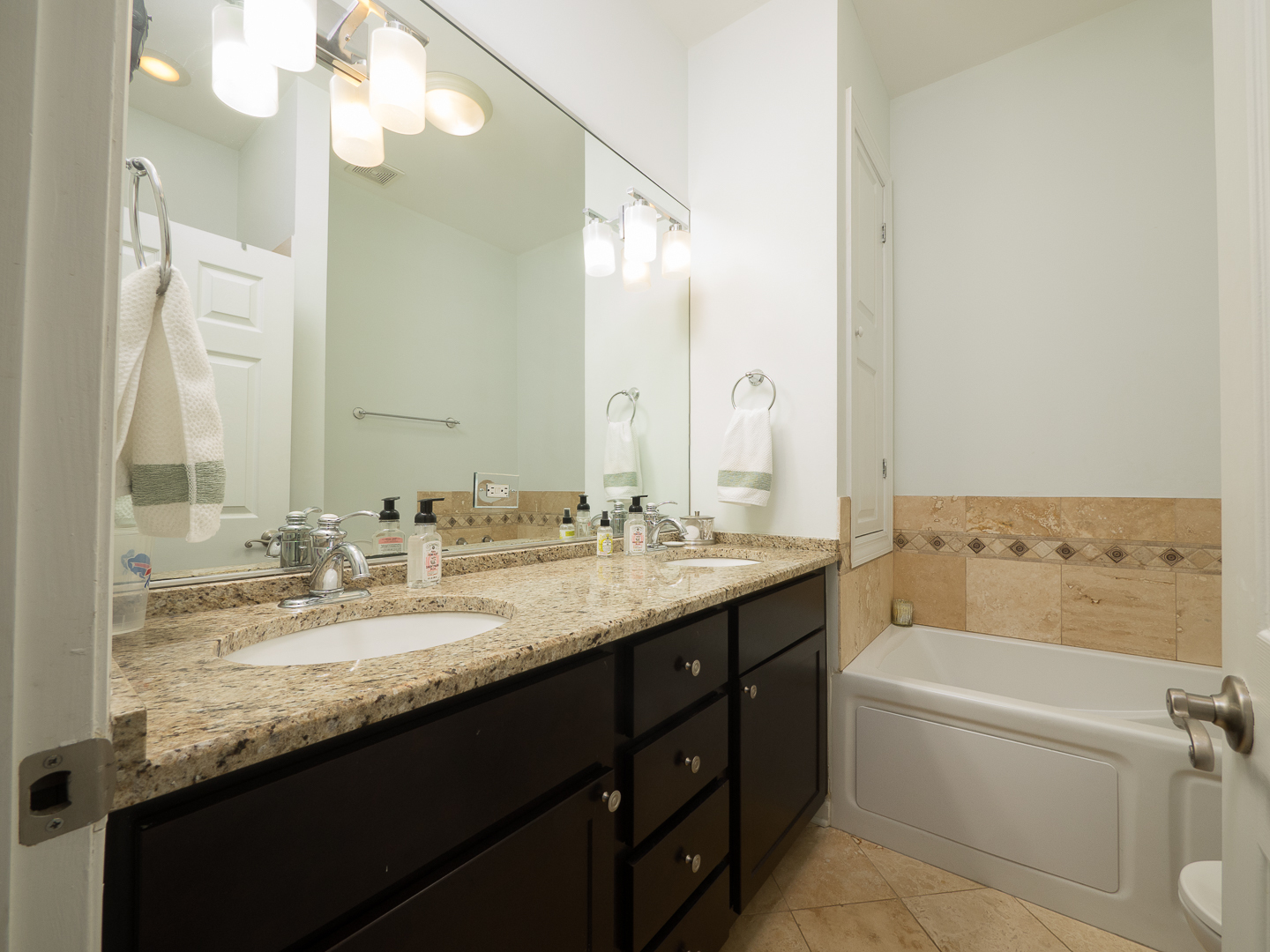 2037 W IOWA Street Unit: 2CH