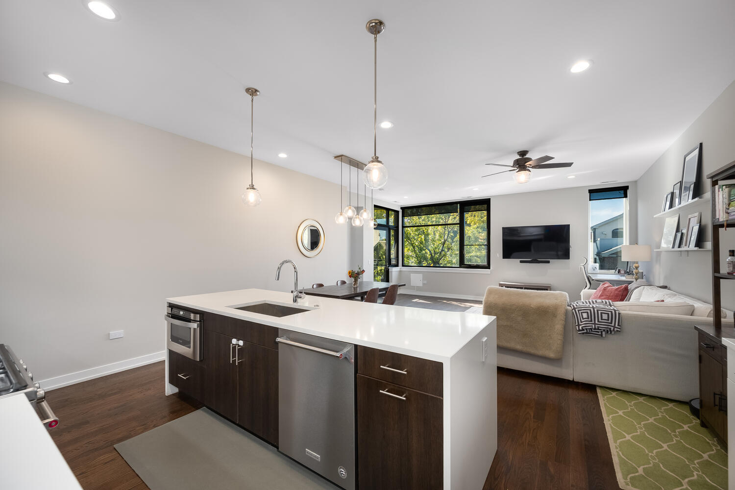 1841 N California Avenue Unit: 3B