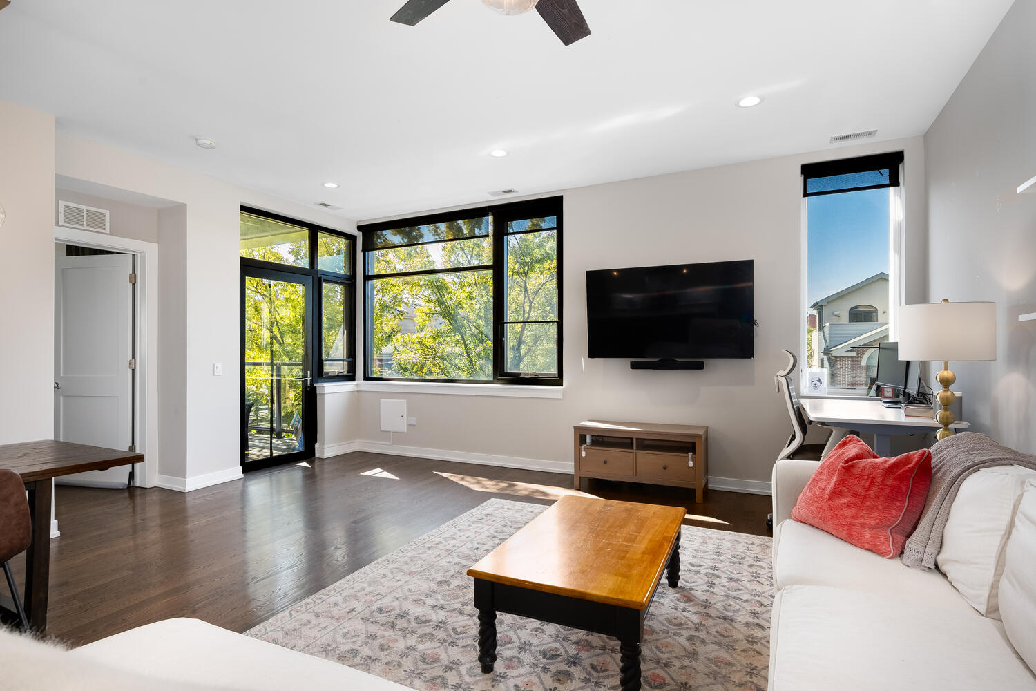 1841 N California Avenue Unit: 3B