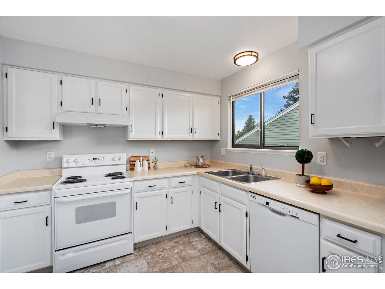 930 Bitterbrush Ln