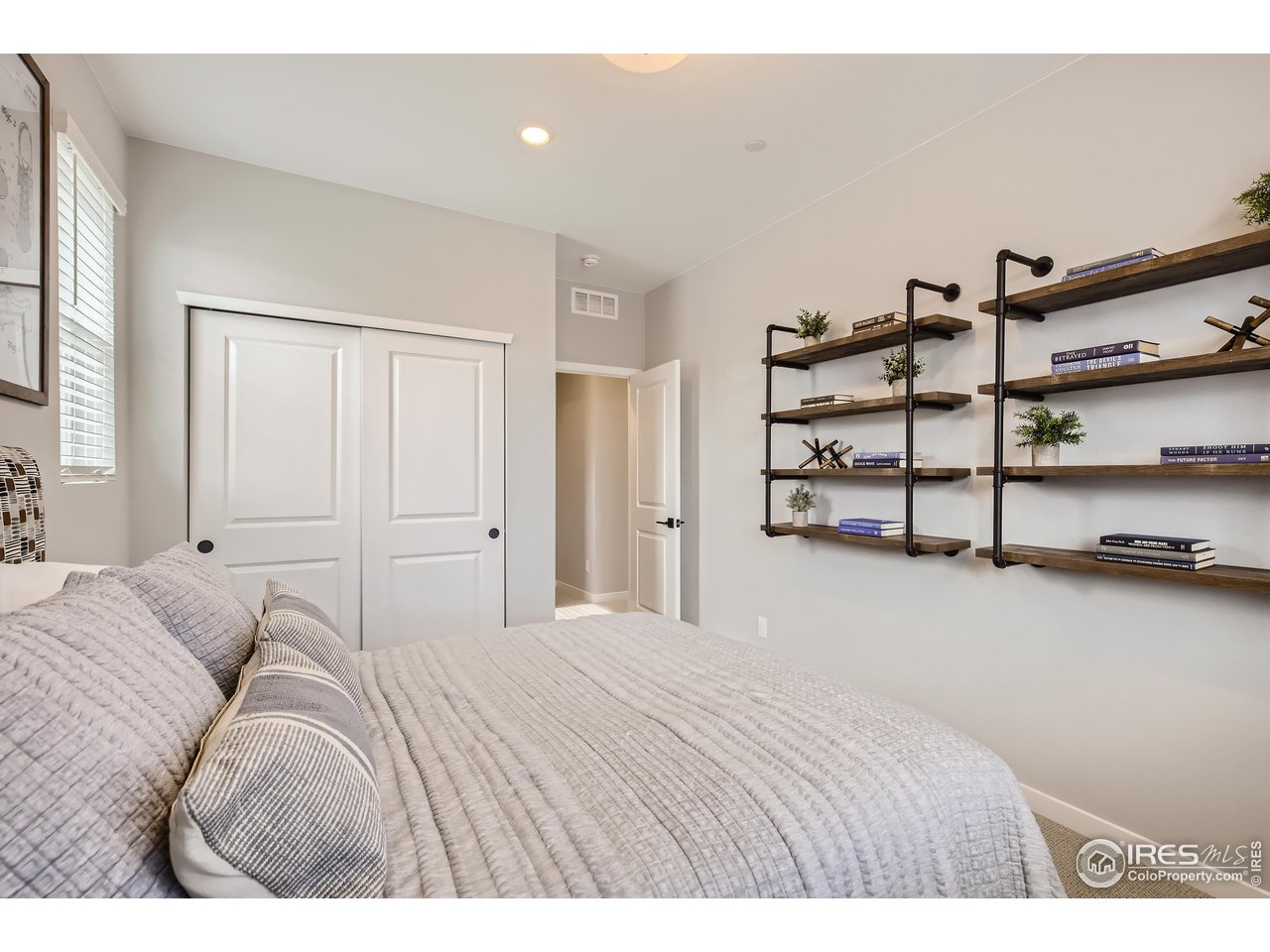 752 Nob Hill Ln