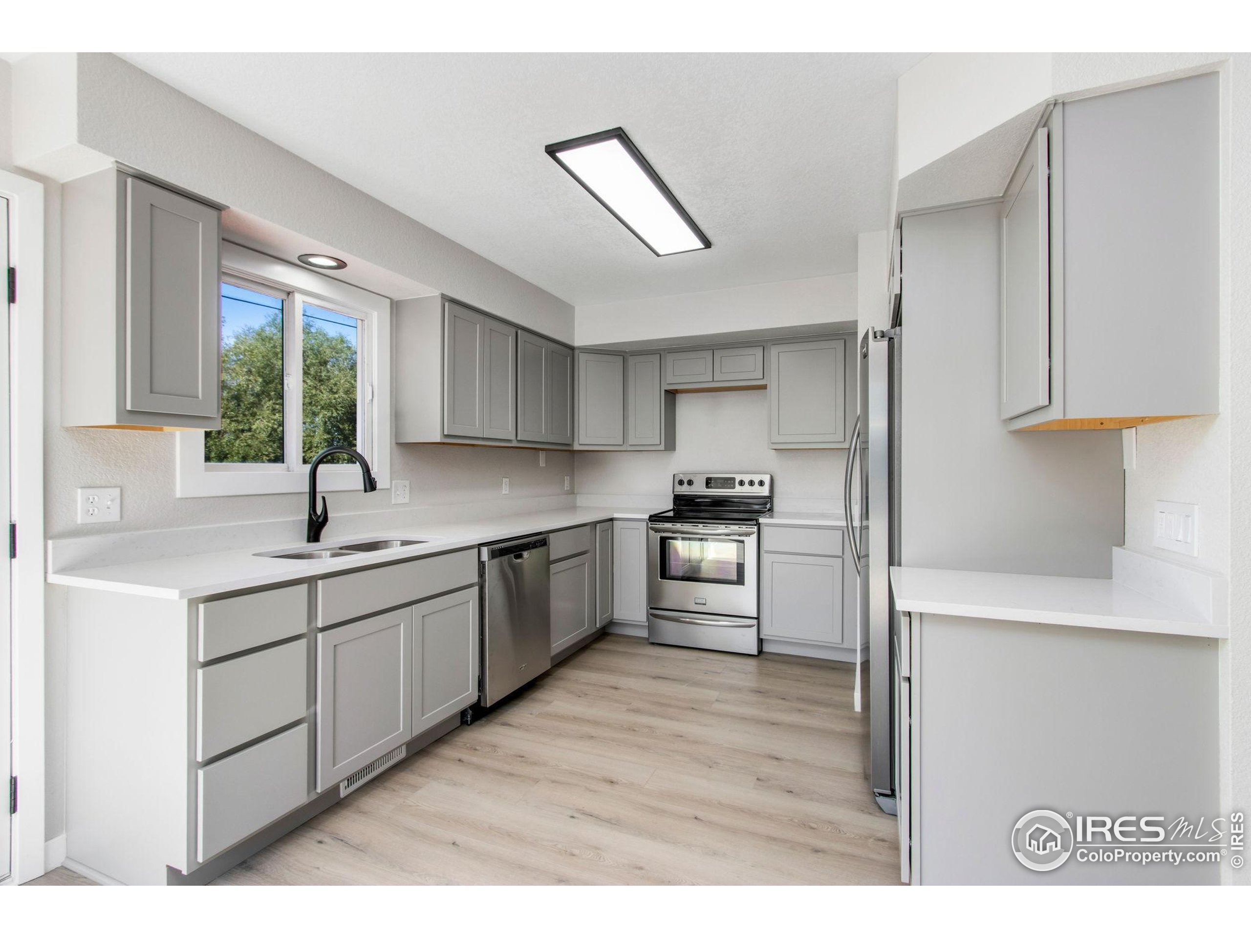 1049 S Summit View Dr