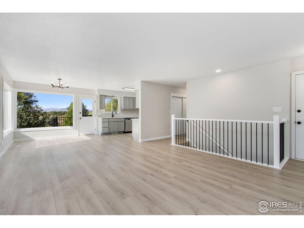 1049 S Summit View Dr