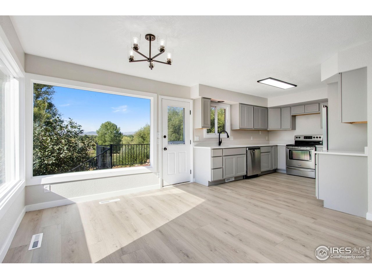 1049 S Summit View Dr