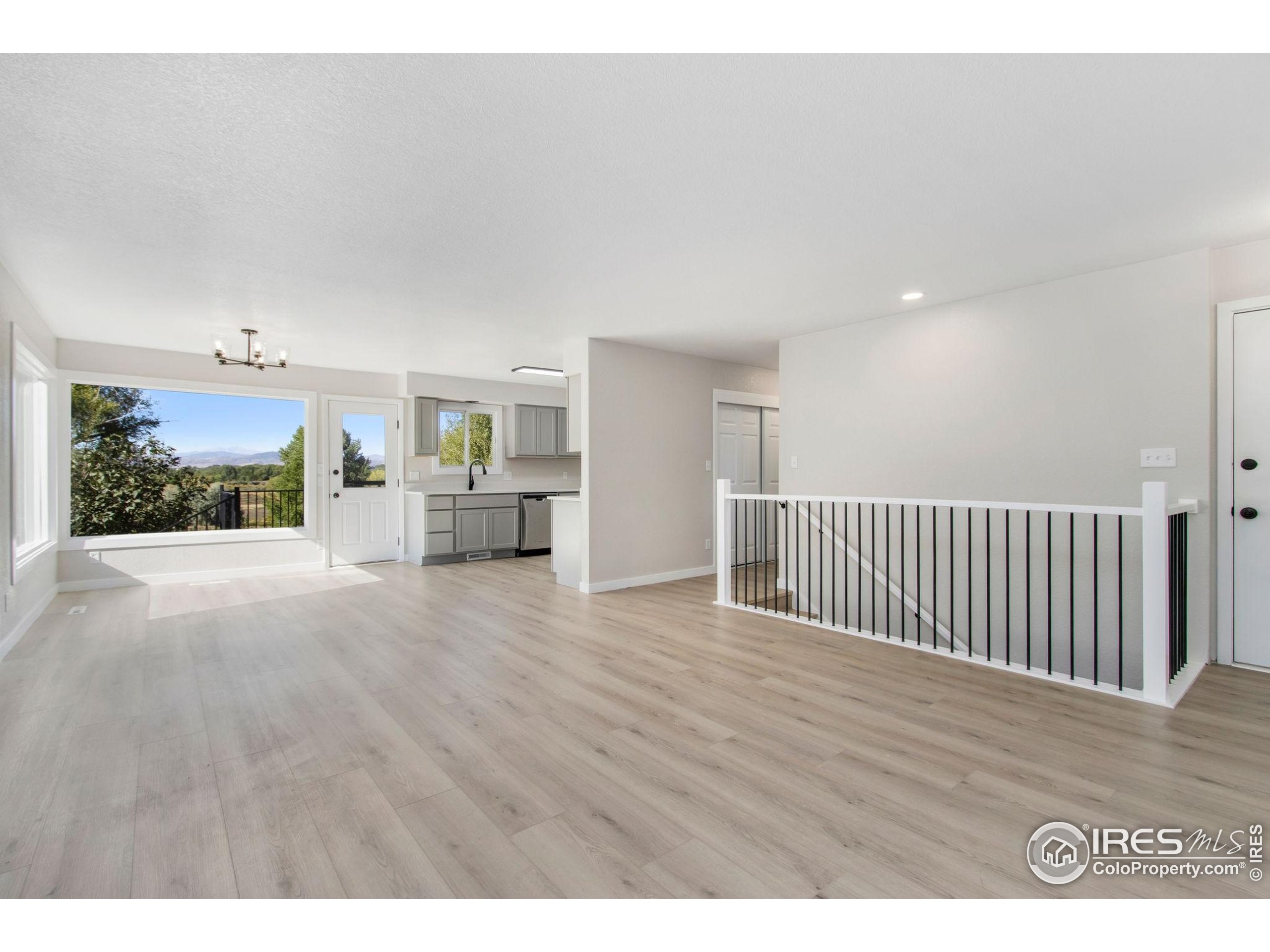 1049 S Summit View Dr