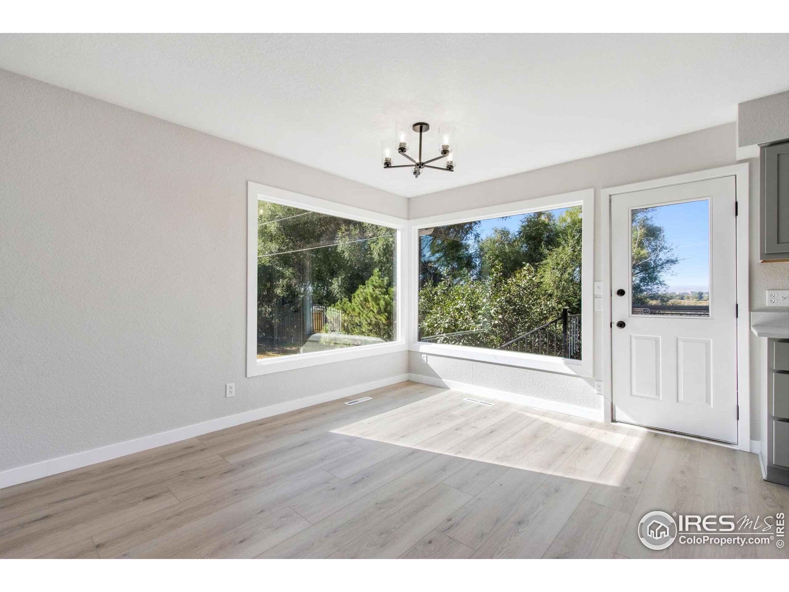 1049 S Summit View Dr