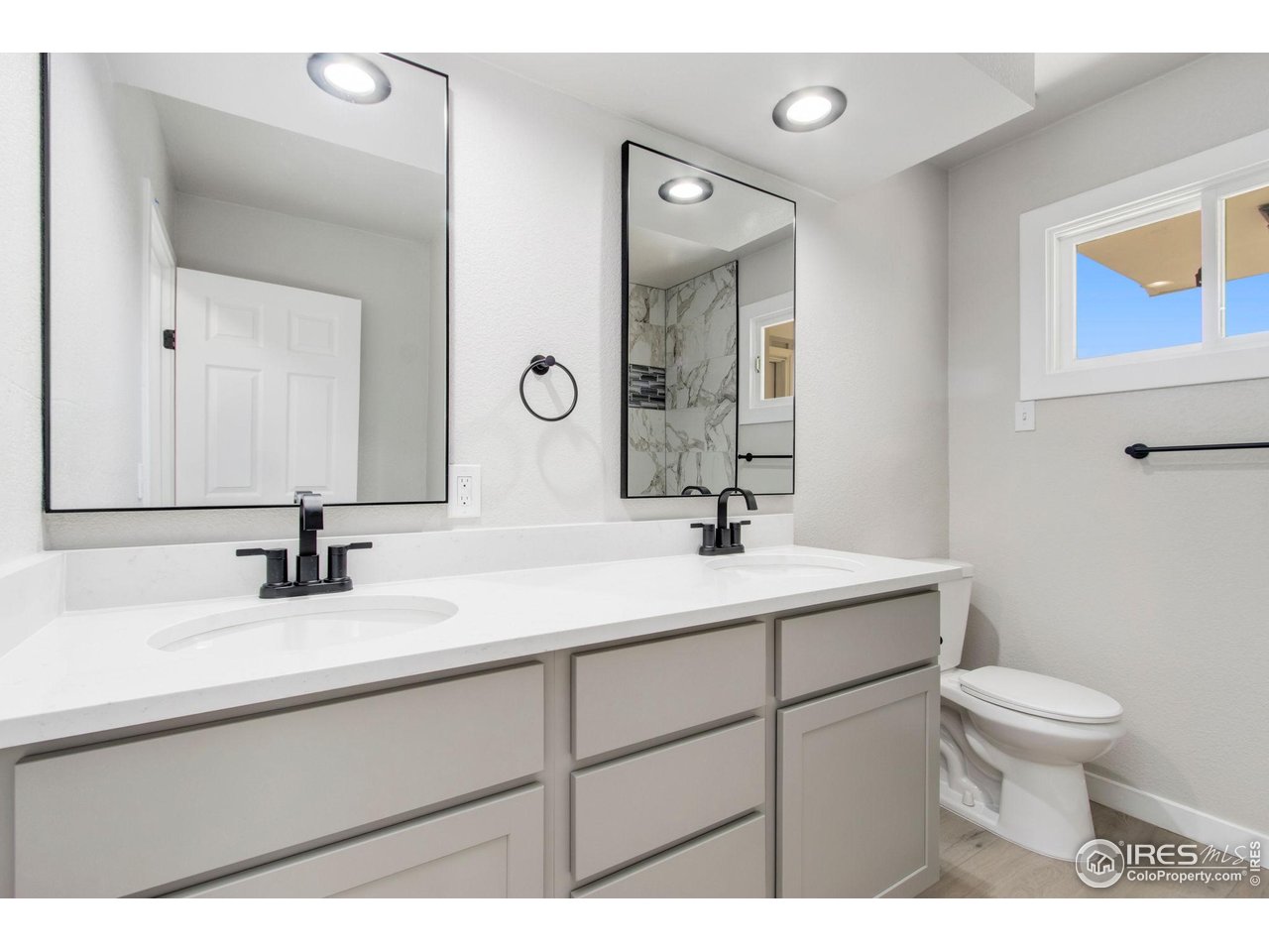 1049 S Summit View Dr