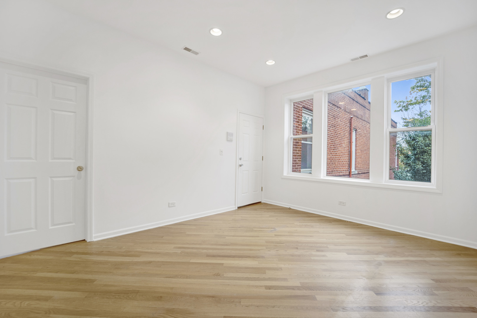 3354 N Central Park Avenue Unit: 2S