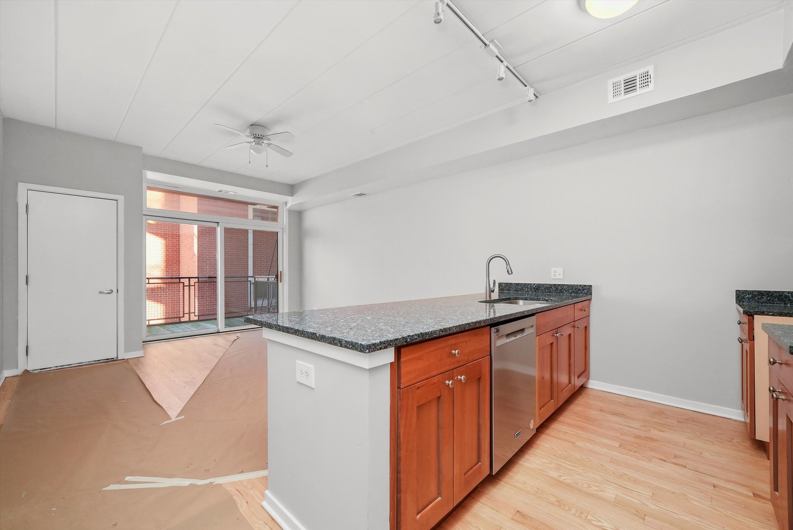 974 W 35th Place Unit: 310