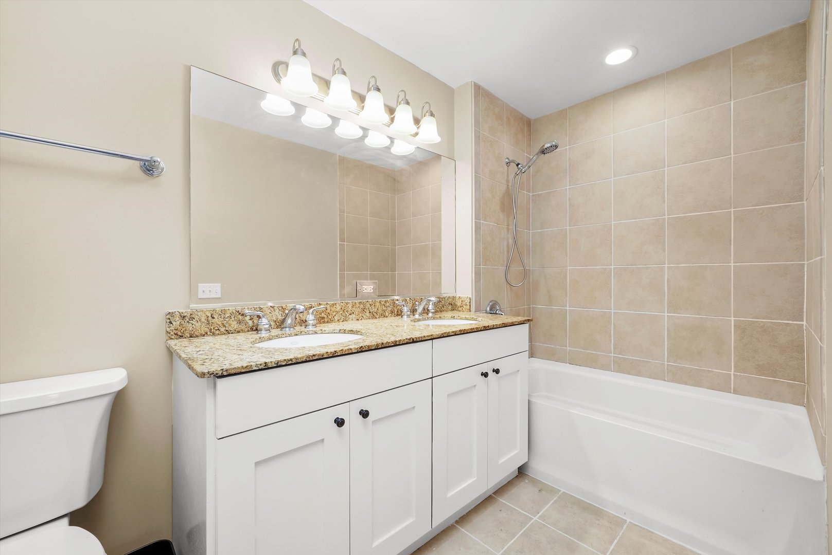 974 W 35th Place Unit: 310