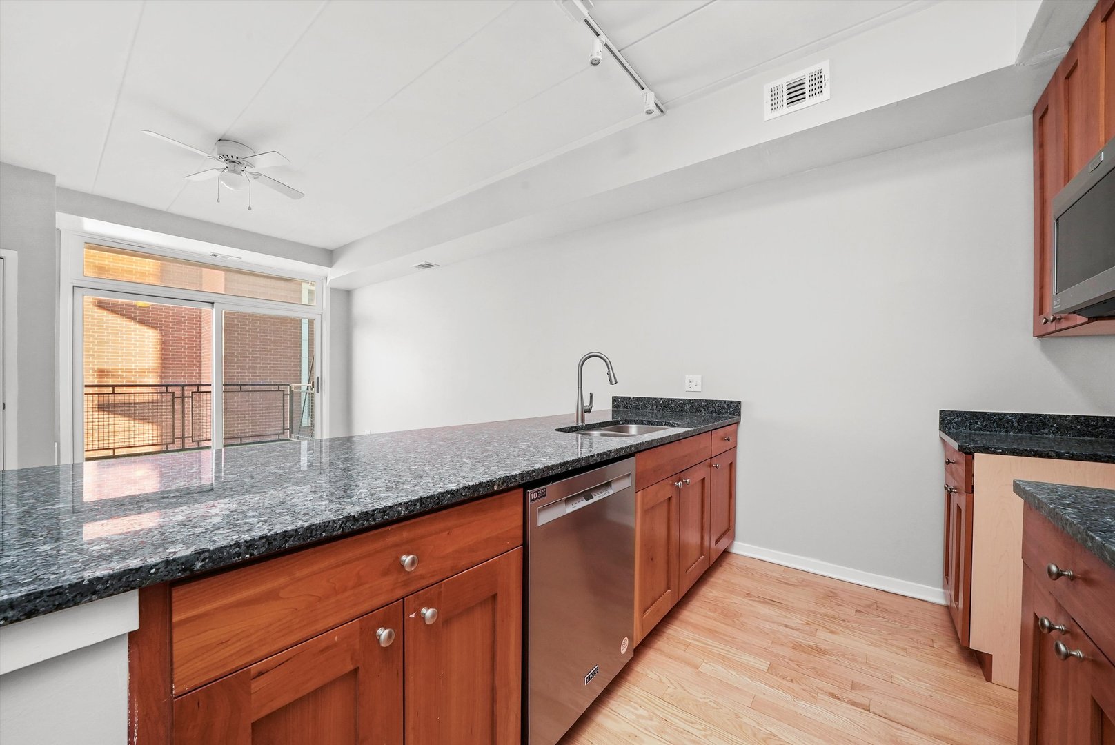 974 W 35th Place Unit: 310