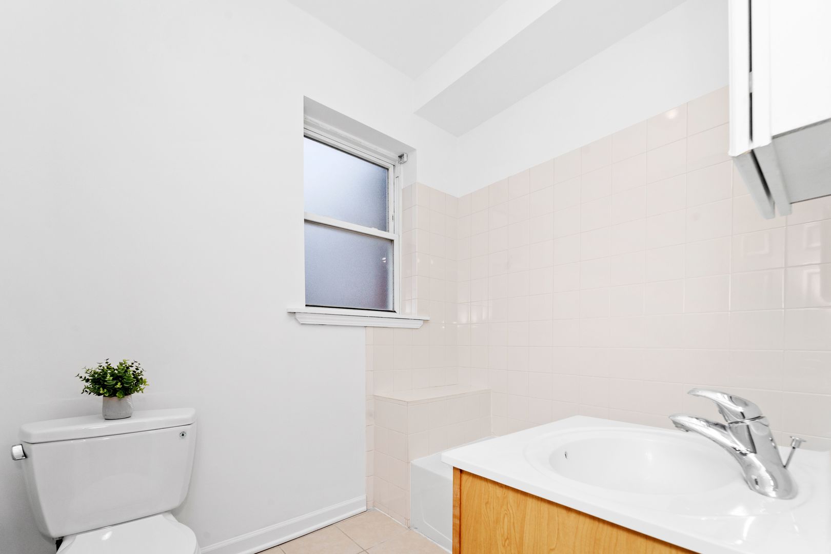 2414 W Bryn Mawr Avenue Unit: 1W