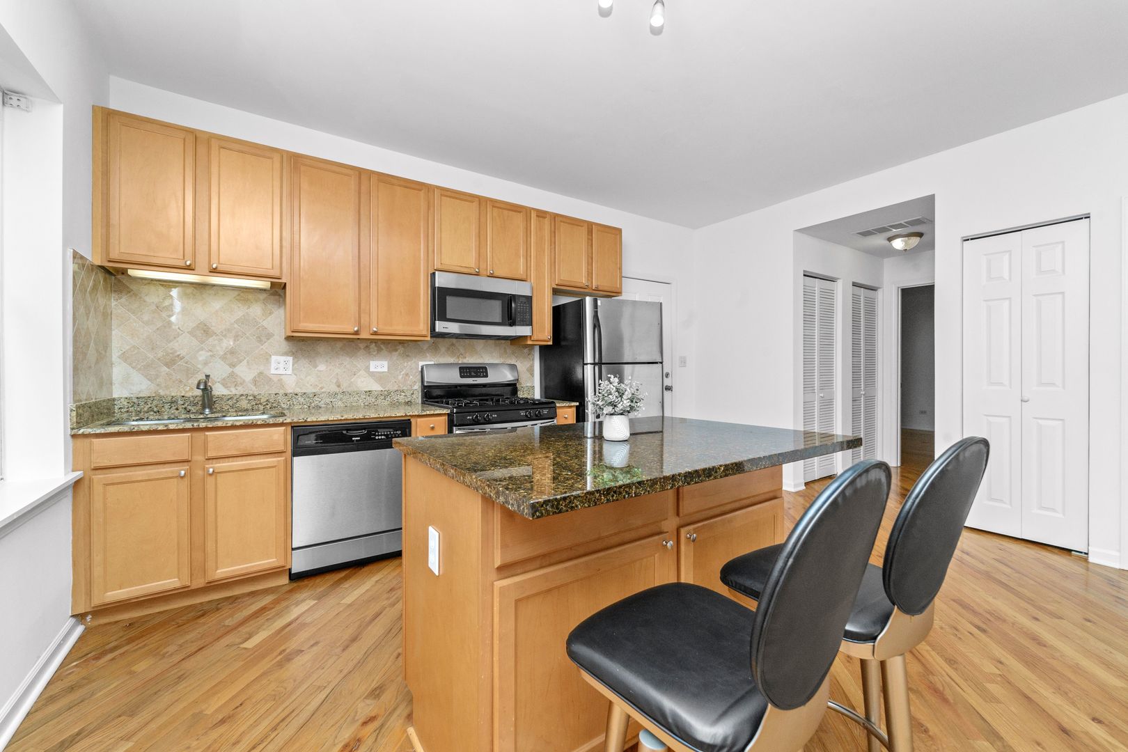 2414 W Bryn Mawr Avenue Unit: 1W