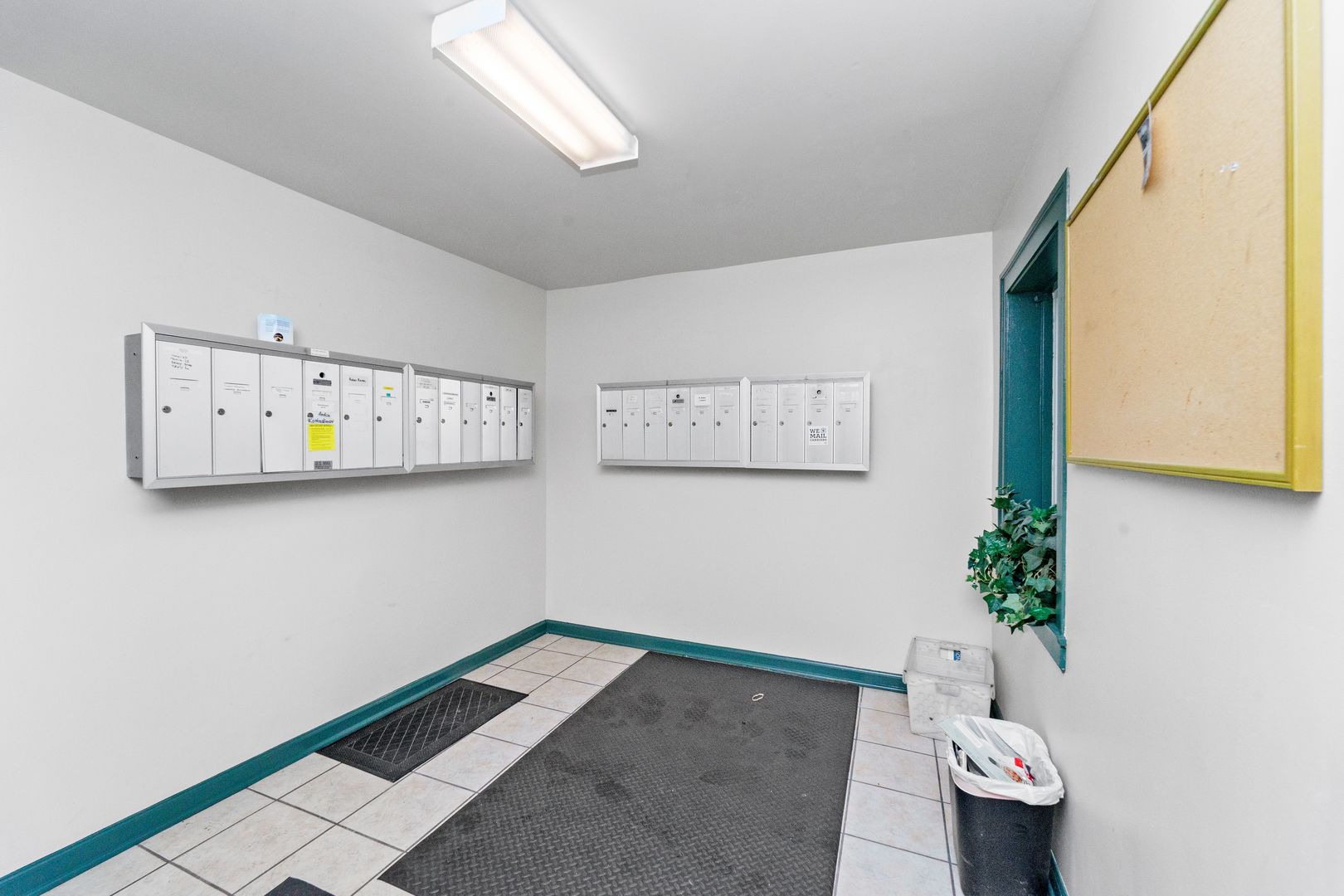 2414 W Bryn Mawr Avenue Unit: 1W