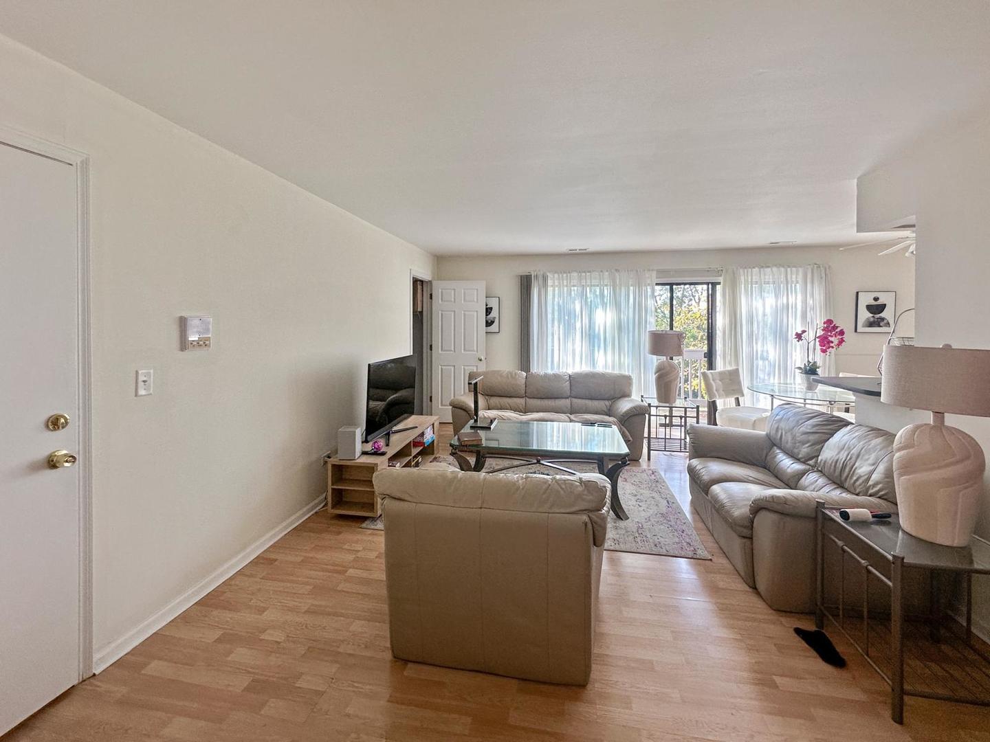 209 W Court of Shorewood Unit: 3A