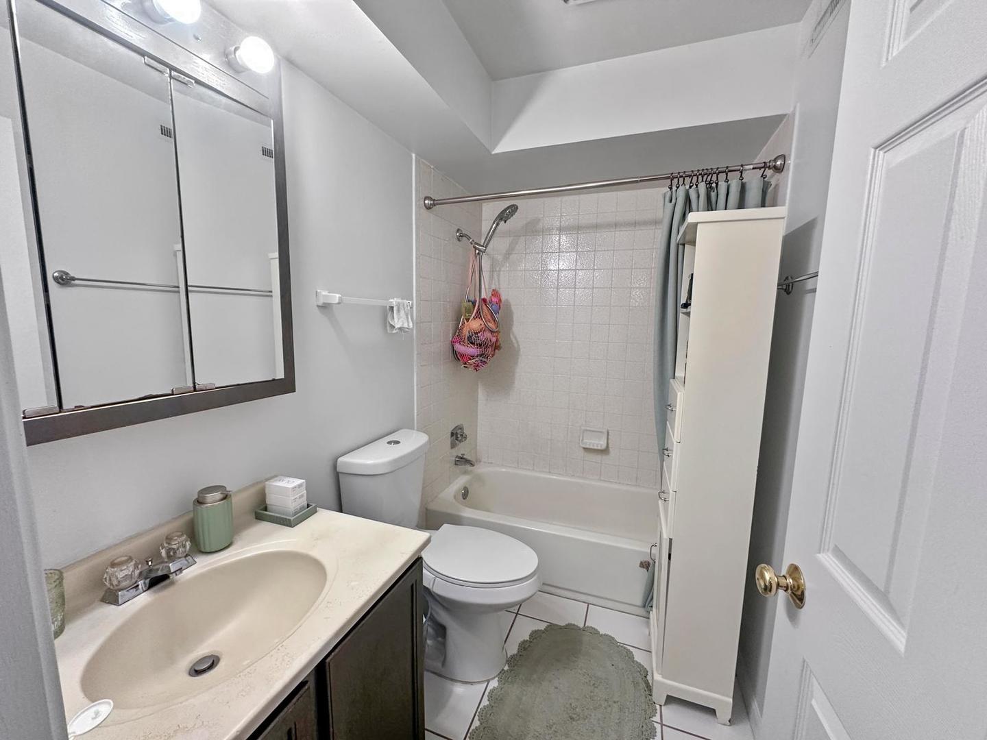 209 W Court of Shorewood Unit: 3A