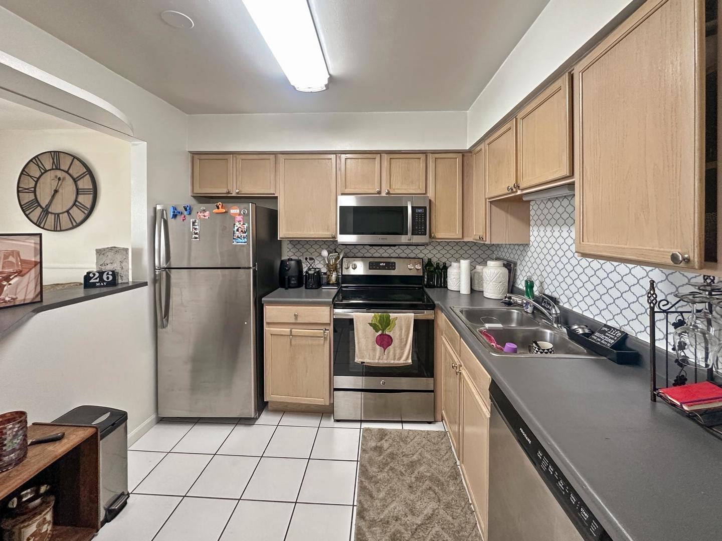 209 W Court of Shorewood Unit: 3A