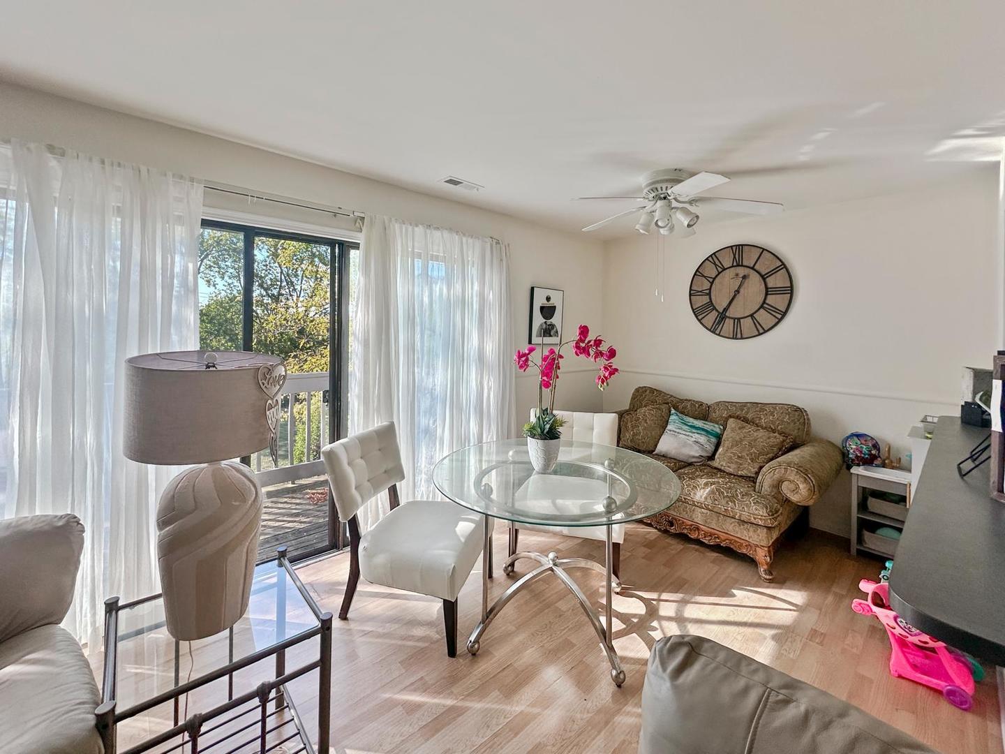 209 W Court of Shorewood Unit: 3A