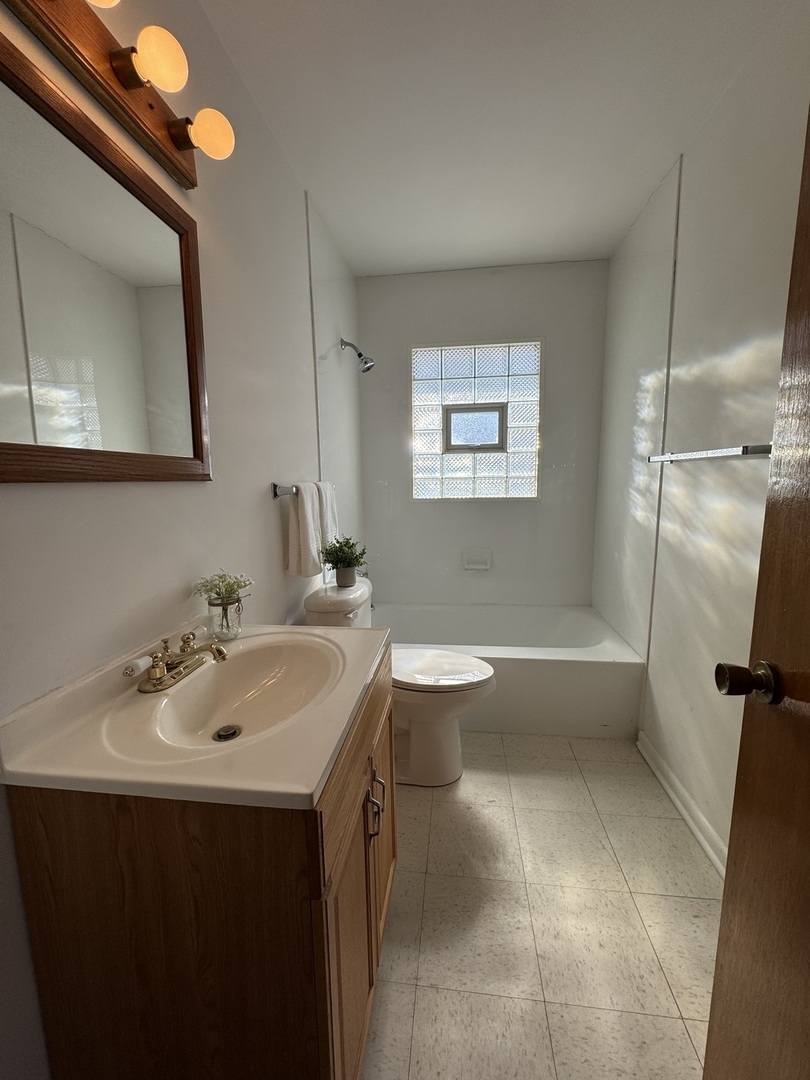 1915 Seymour Avenue Unit: 2