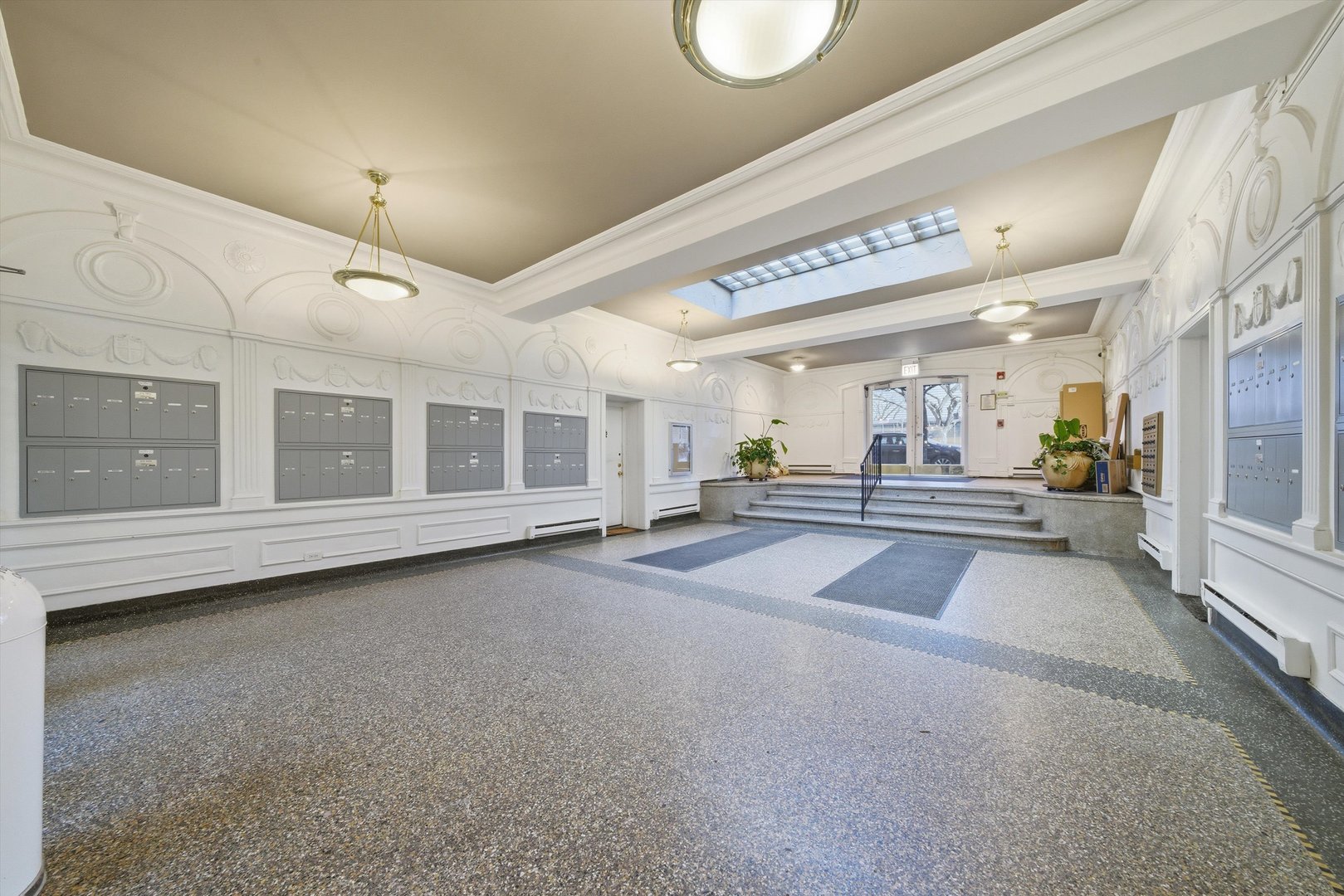 4240 N Clarendon Avenue Unit: 209N