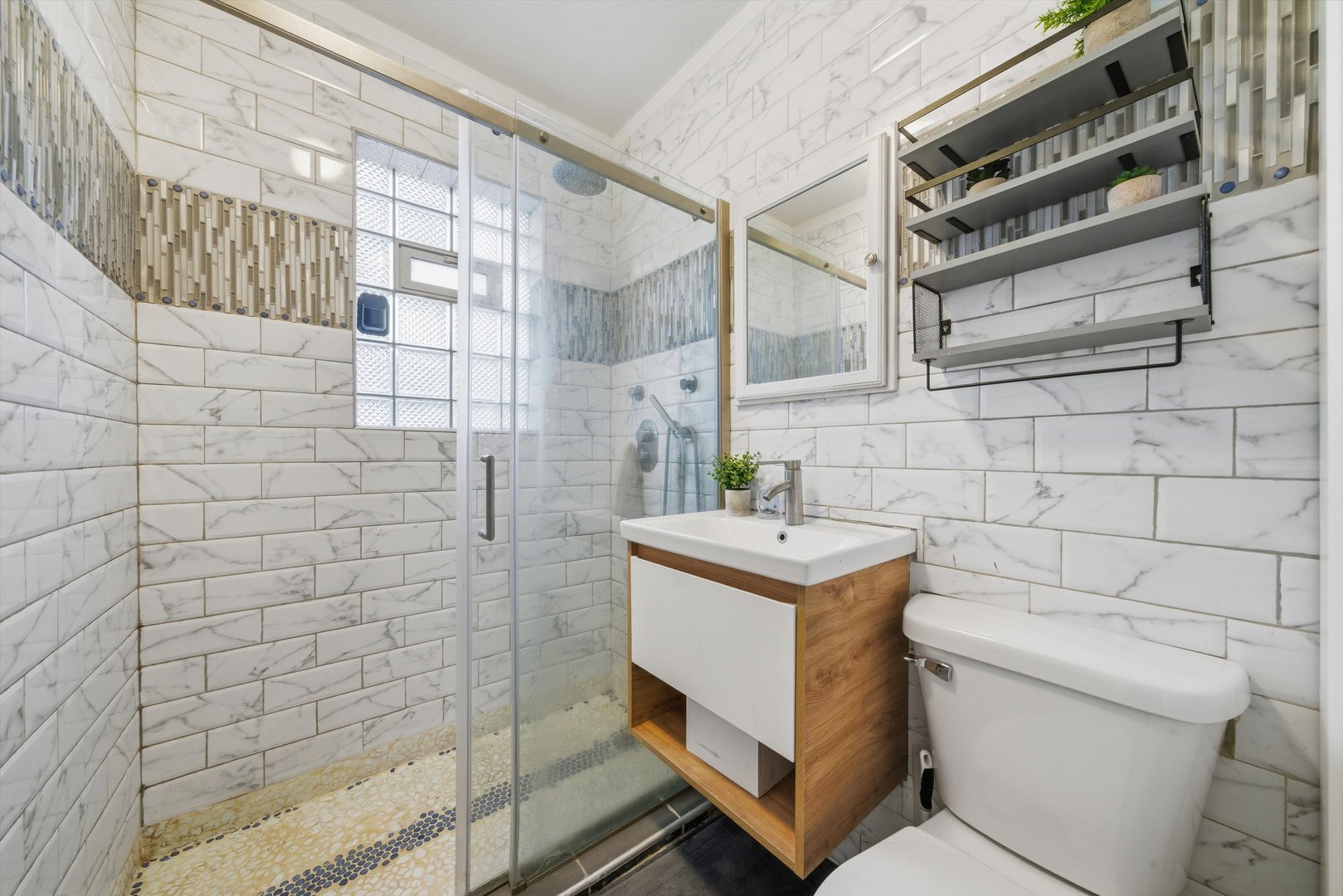 4240 N Clarendon Avenue Unit: 209N