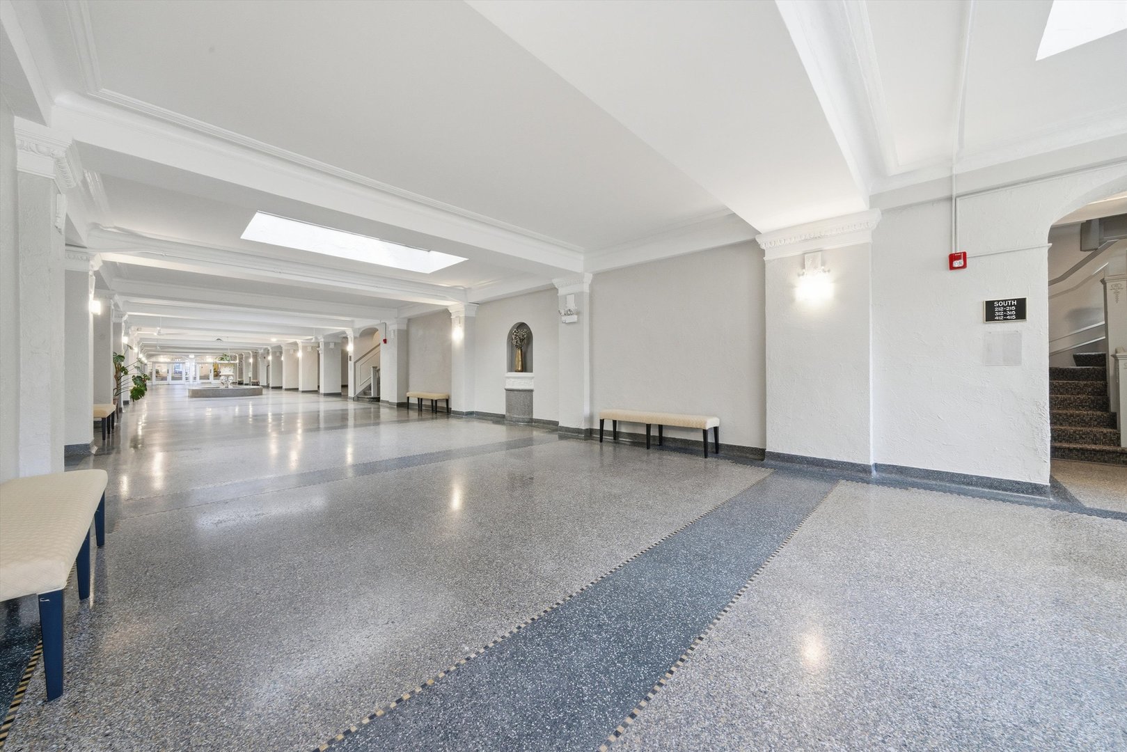 4240 N Clarendon Avenue Unit: 209N