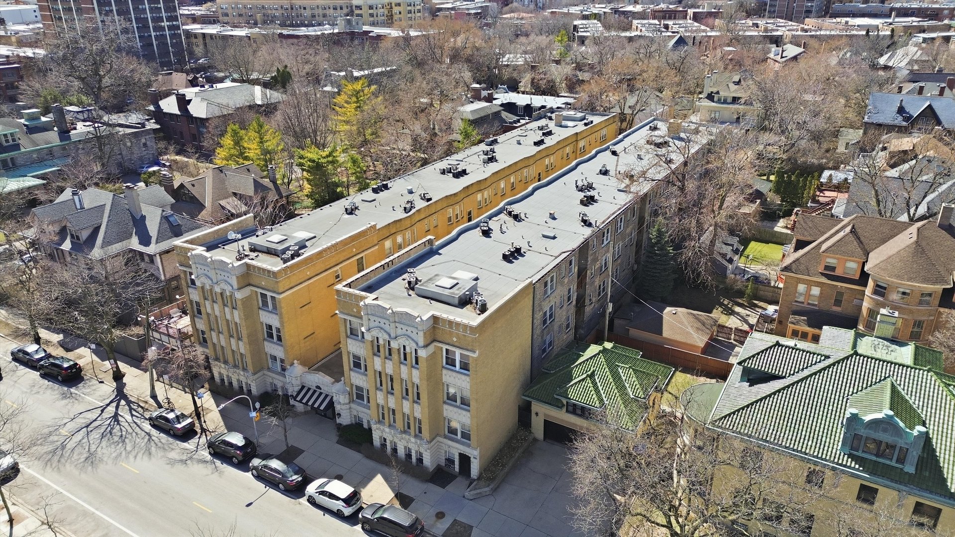 4240 N Clarendon Avenue Unit: 209N