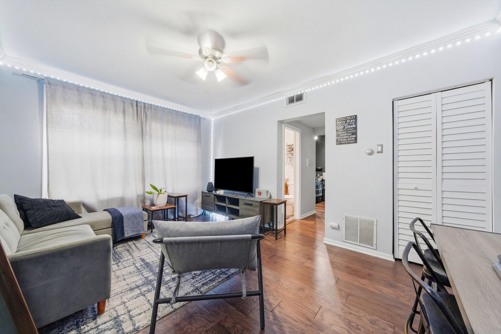 4240 N Clarendon Avenue Unit: 209N