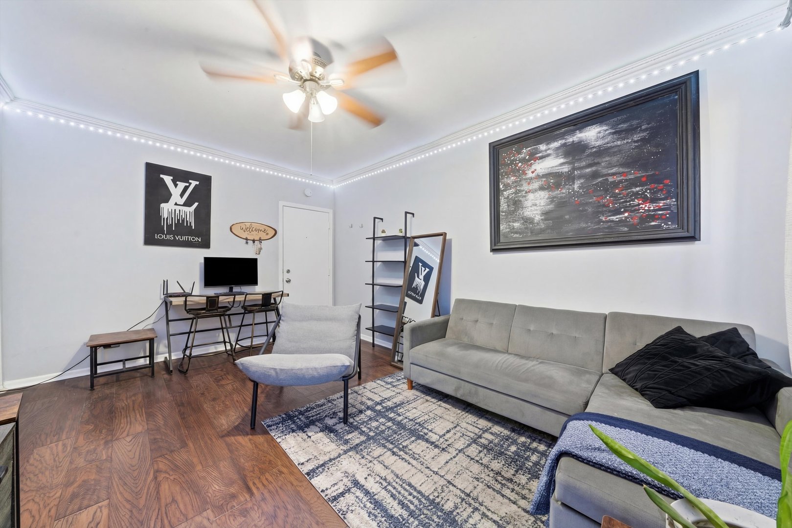 4240 N Clarendon Avenue Unit: 209N