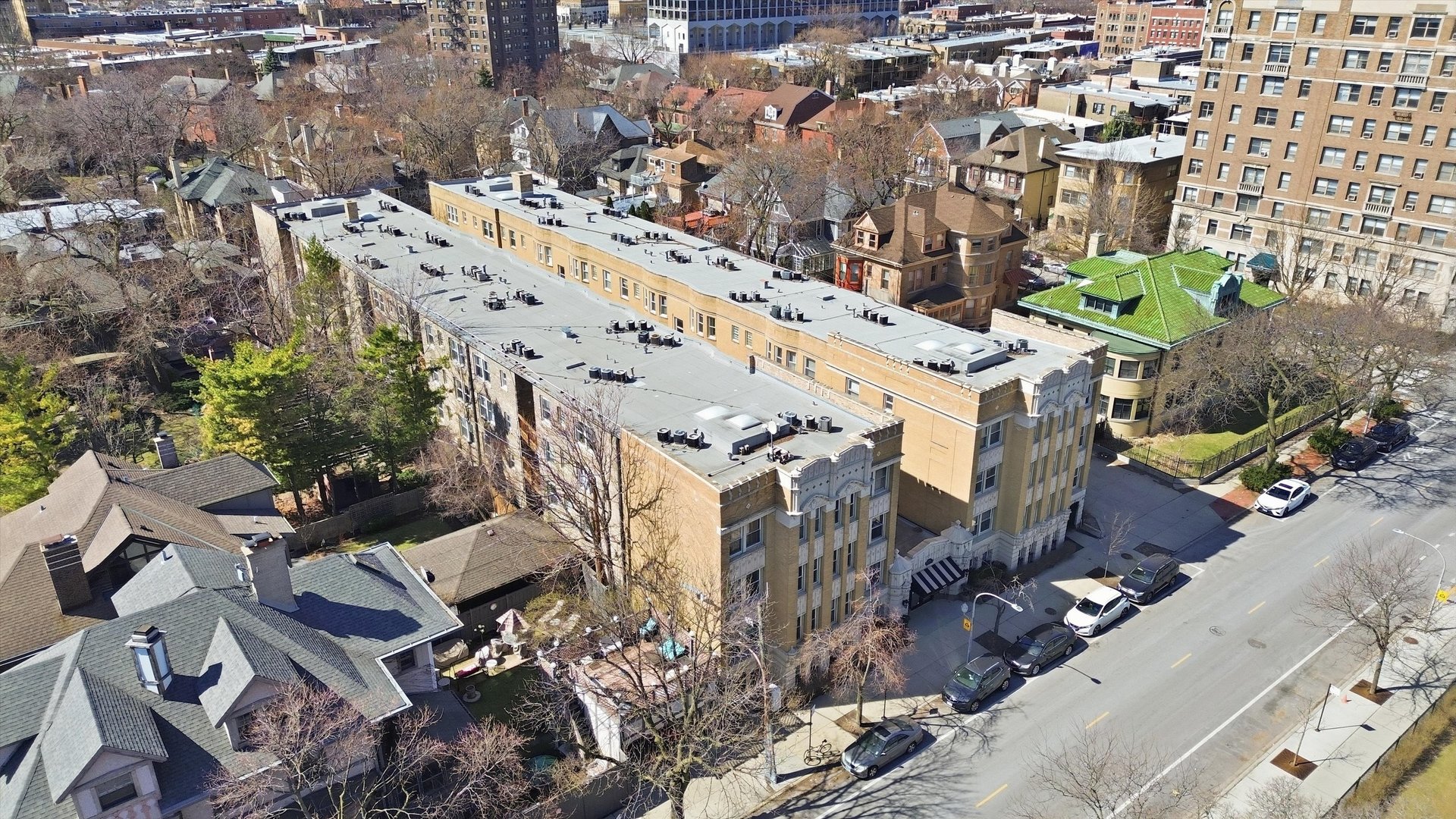 4240 N Clarendon Avenue Unit: 209N