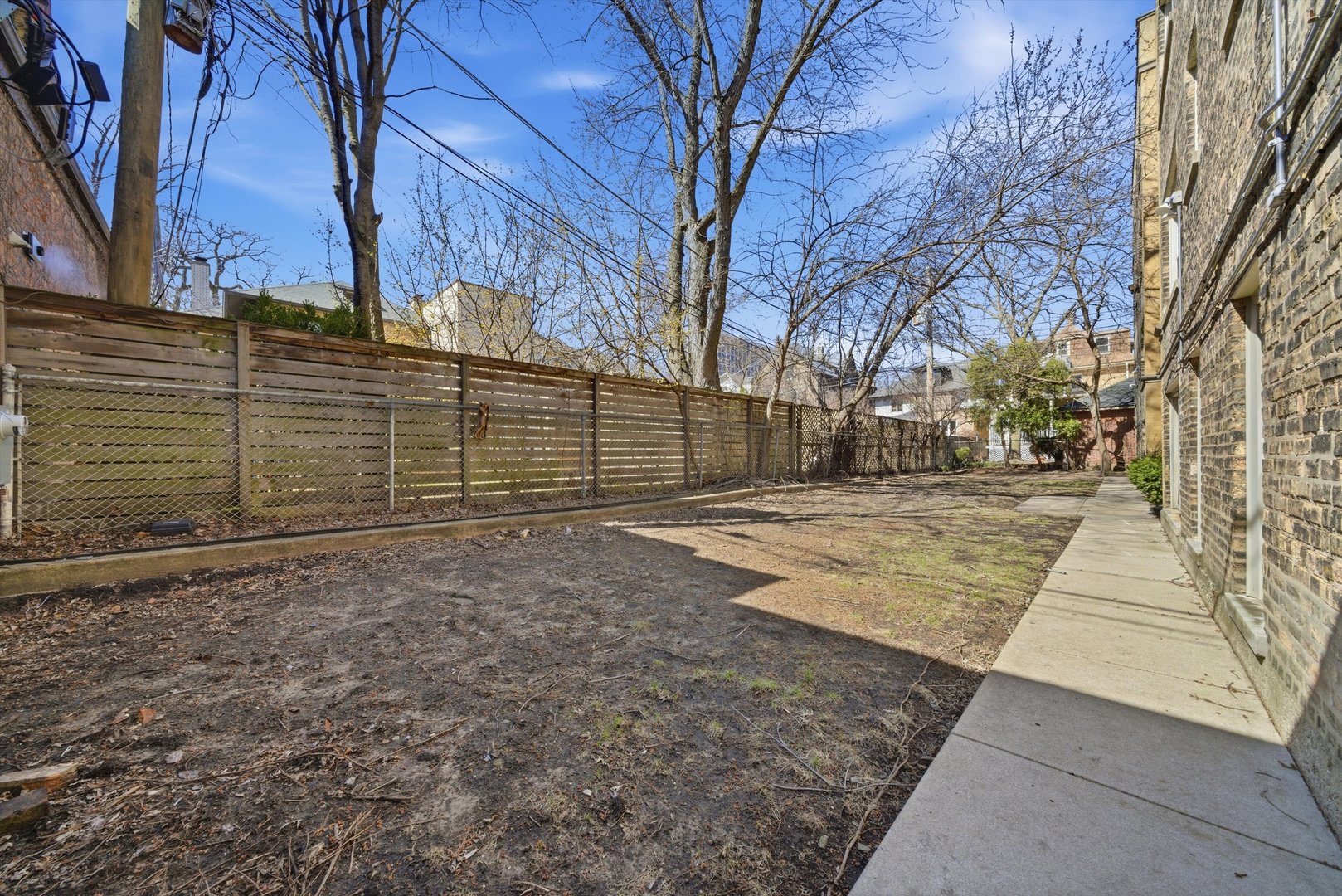 4240 N Clarendon Avenue Unit: 209N