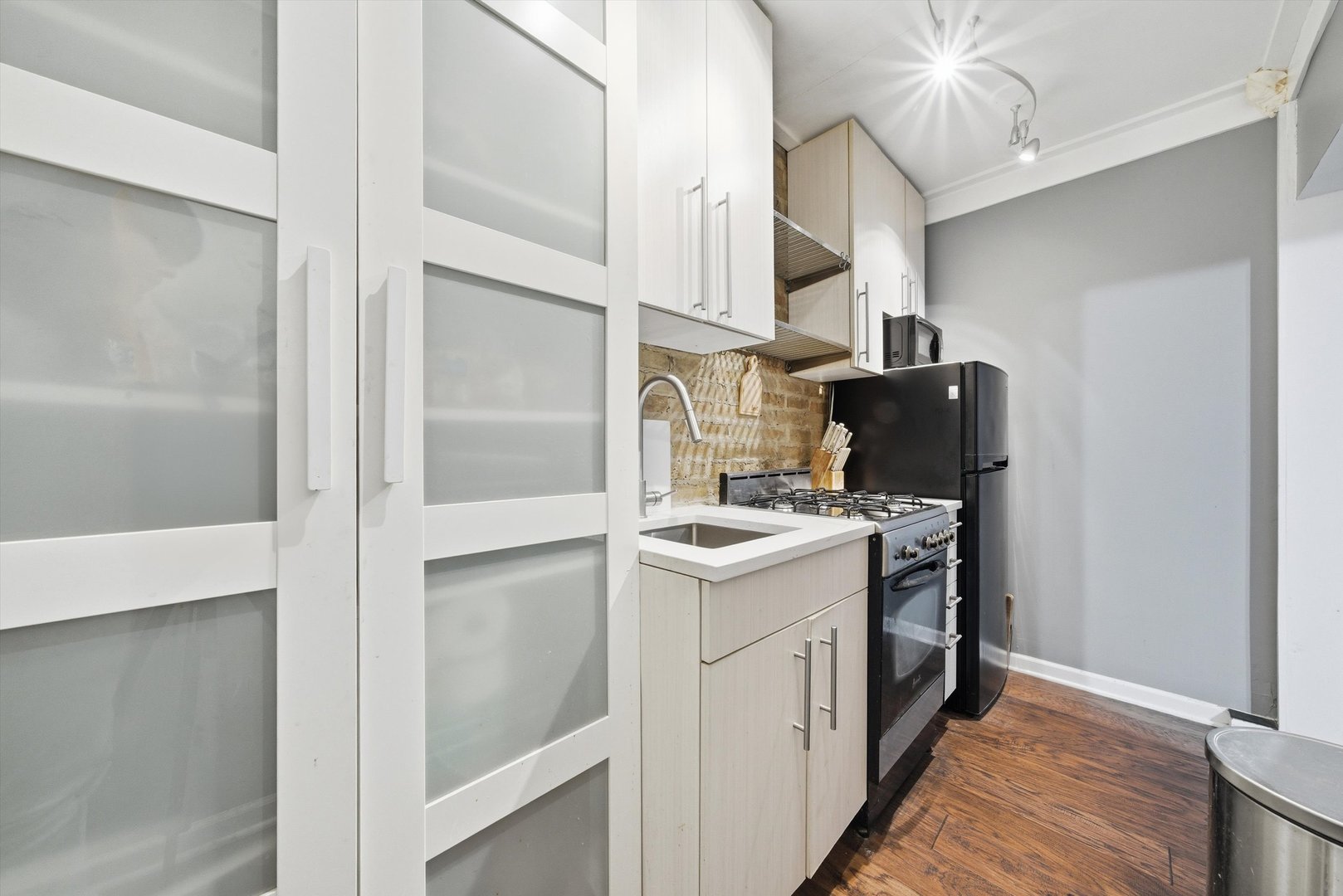 4240 N Clarendon Avenue Unit: 209N